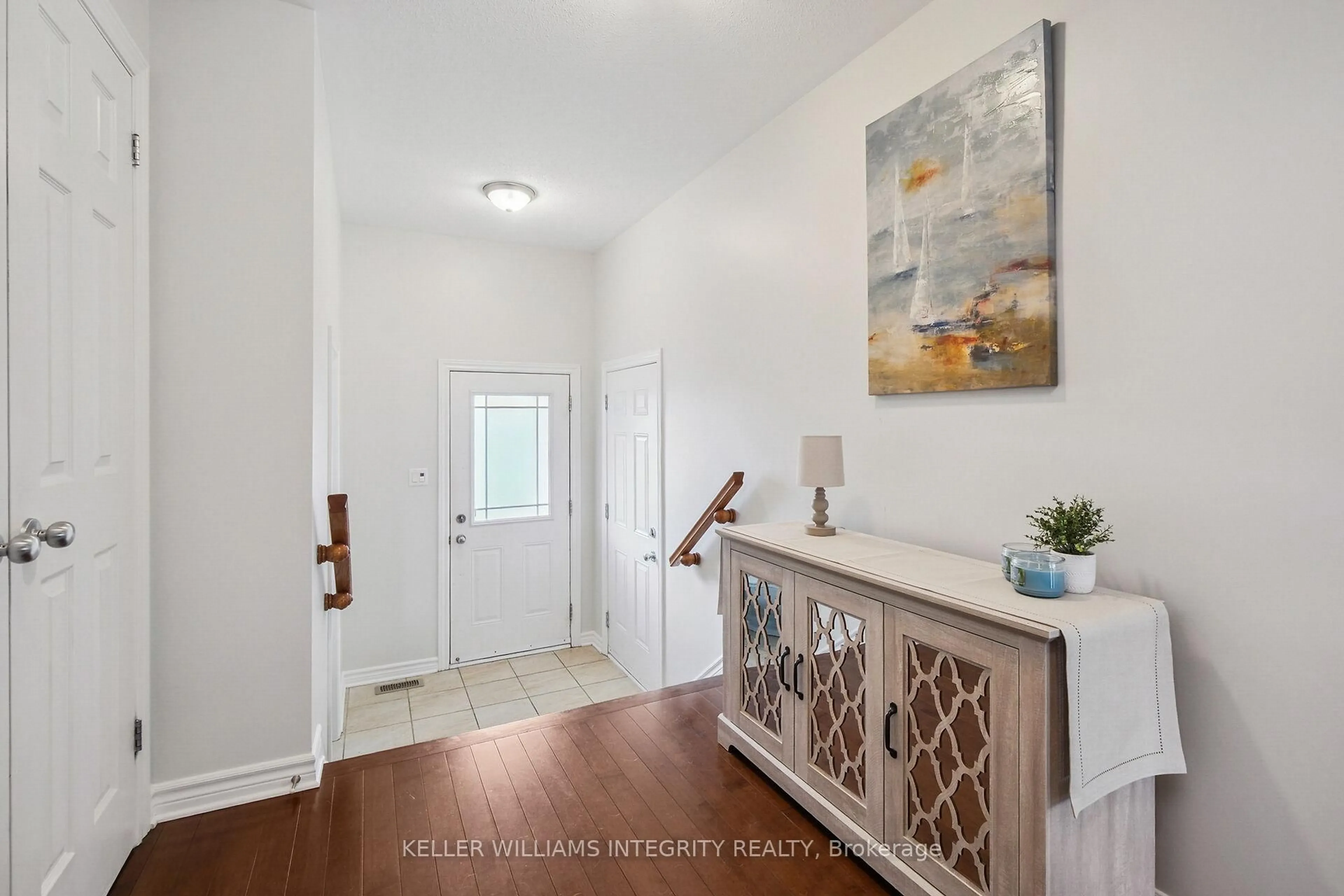 Indoor entryway for 410 Sparkman Ave, Ottawa Ontario K4A 0J1
