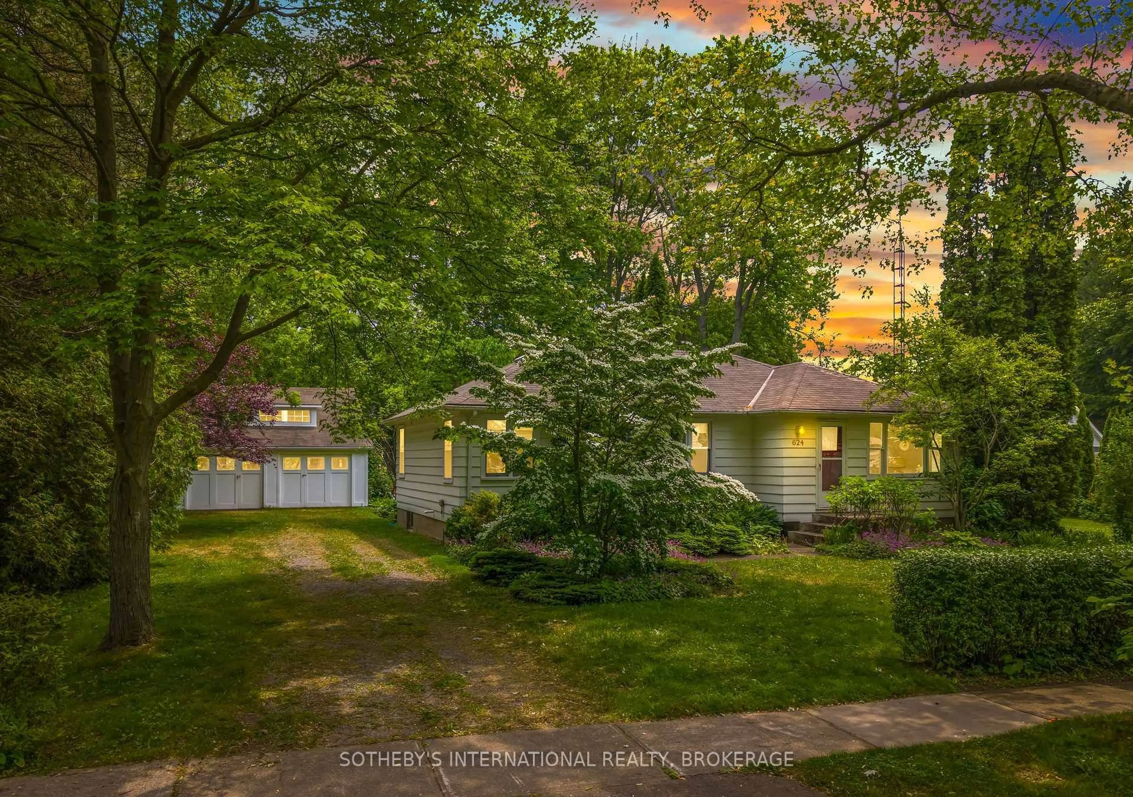 A pic from outside/outdoor area/front of a property/back of a property/a pic from drone, street for 624 Rye St, Niagara-on-the-Lake Ontario L0S 1J0