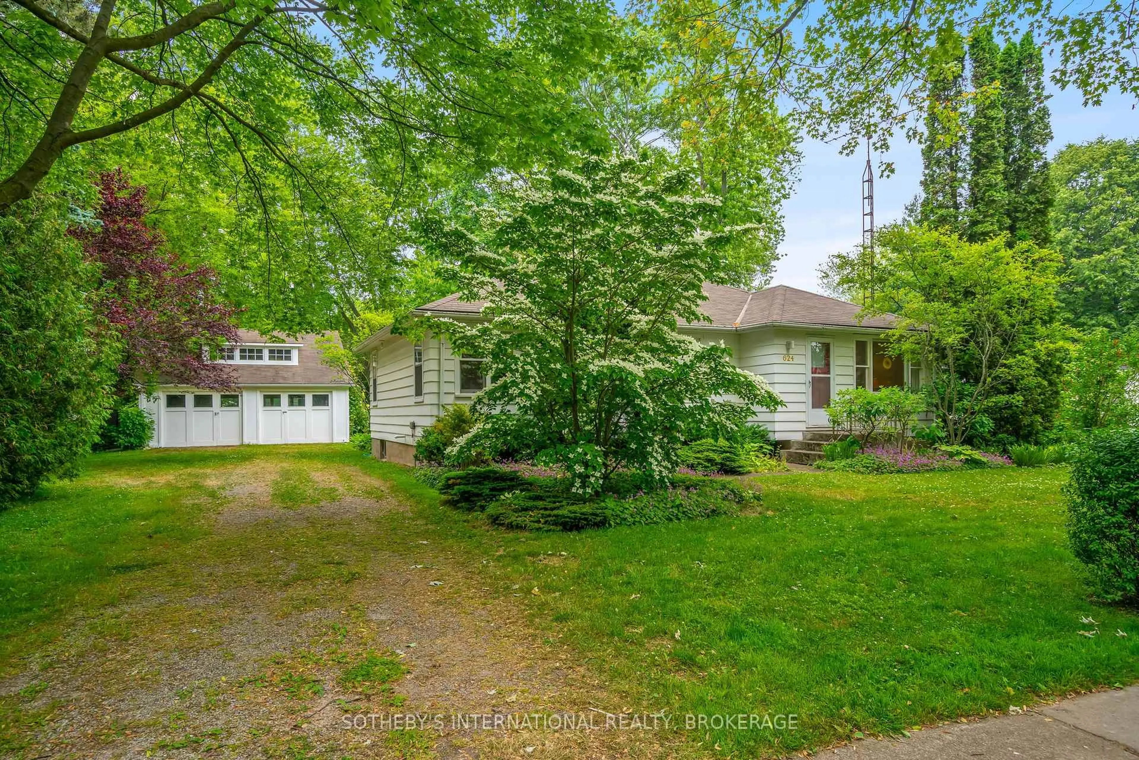 A pic from outside/outdoor area/front of a property/back of a property/a pic from drone, street for 624 Rye St, Niagara-on-the-Lake Ontario L0S 1J0