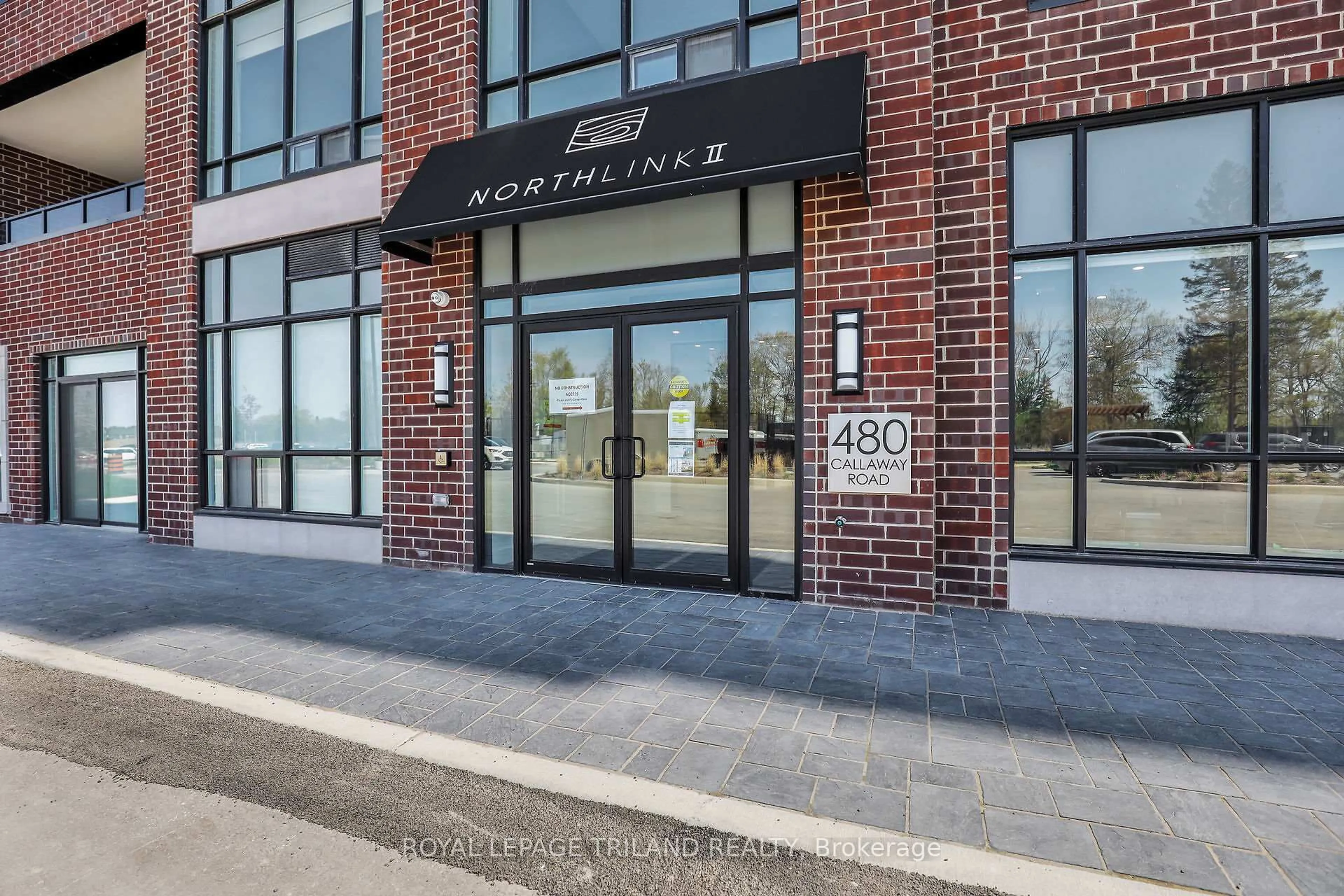Indoor foyer for 480 Callaway Rd #209, London North Ontario N6G 0Z3
