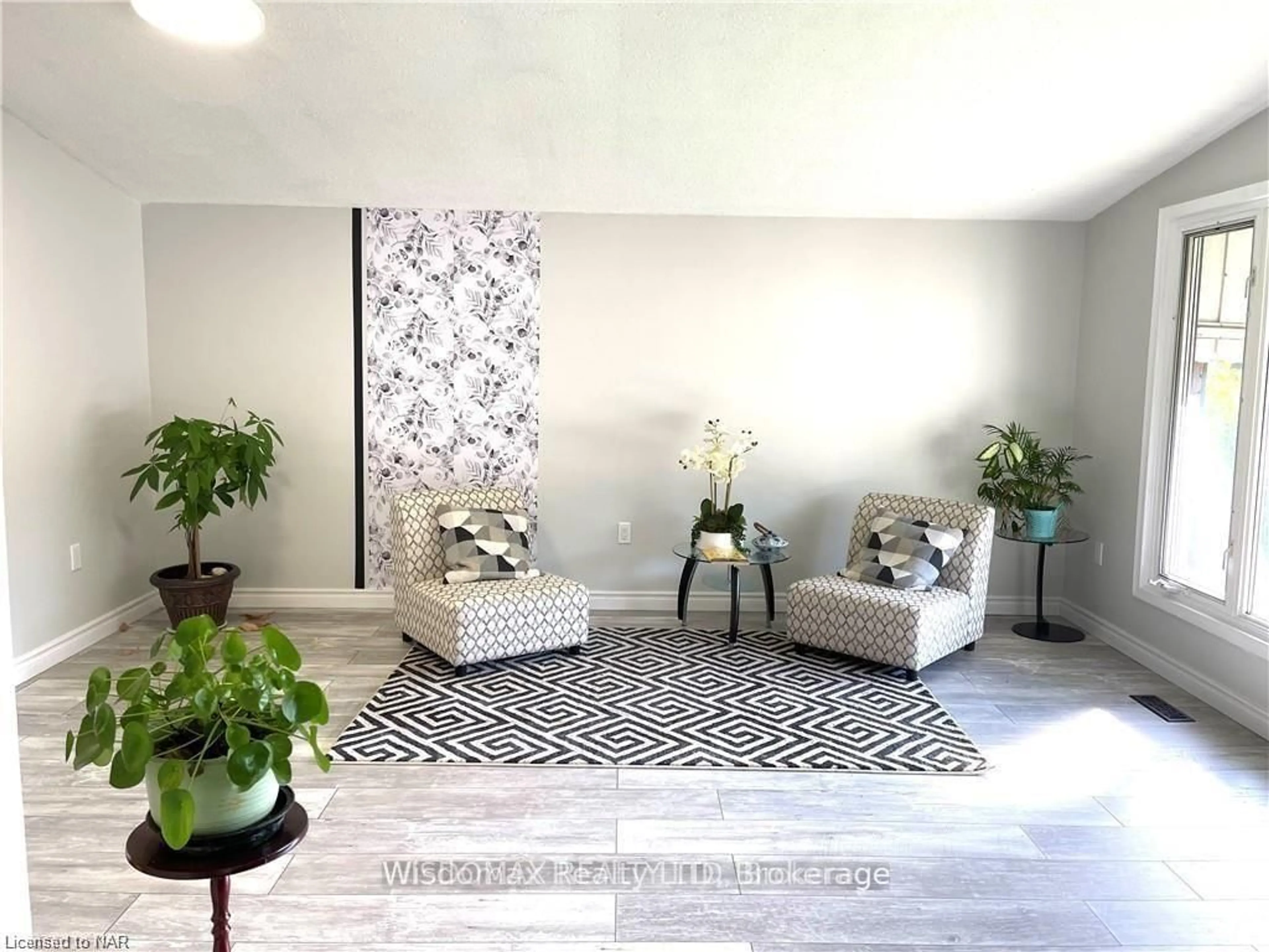 Indoor entryway for 7412 JORDAN Ave, Niagara Falls Ontario L2G 5N2