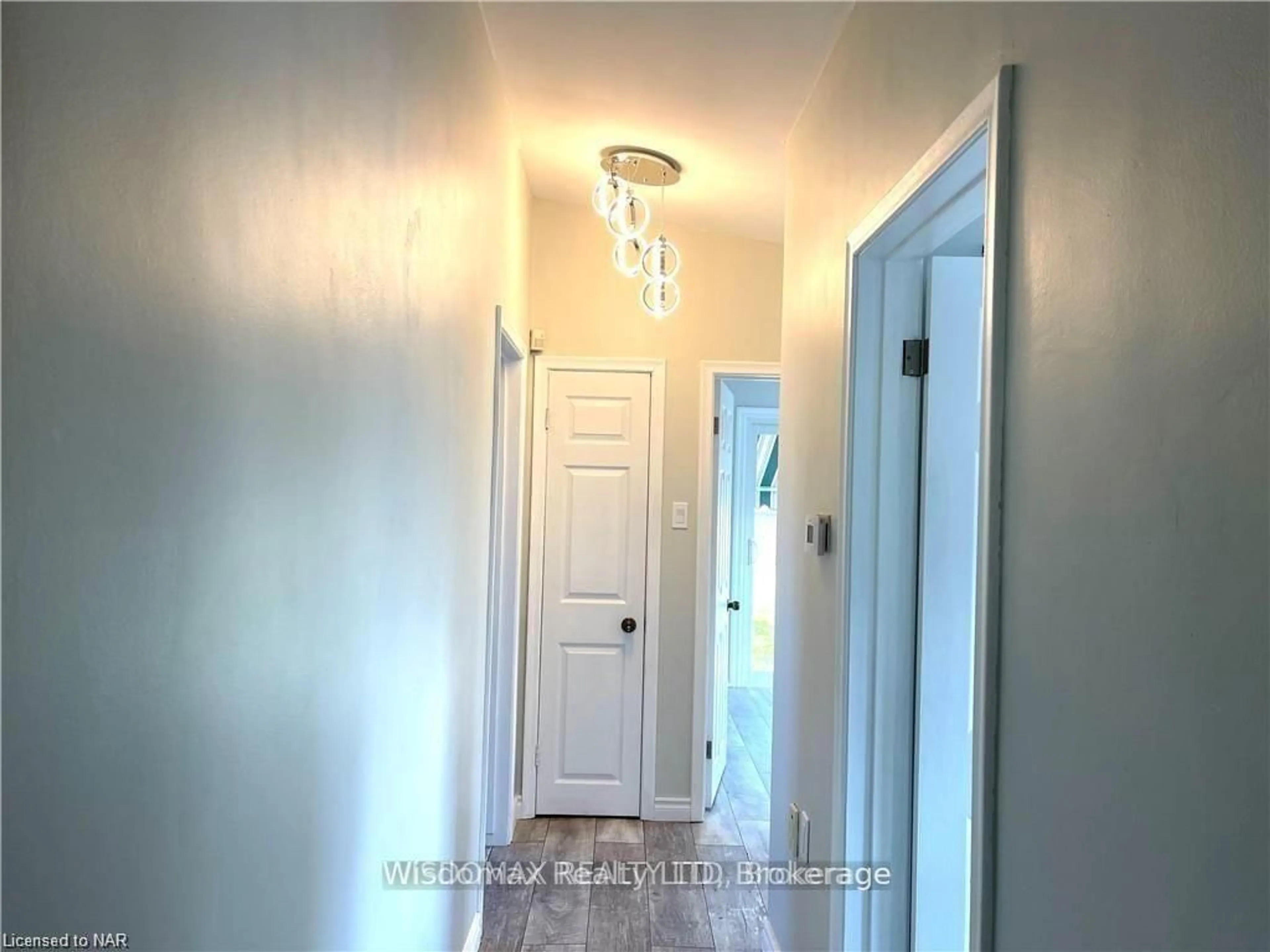 Indoor entryway for 7412 JORDAN Ave, Niagara Falls Ontario L2G 5N2