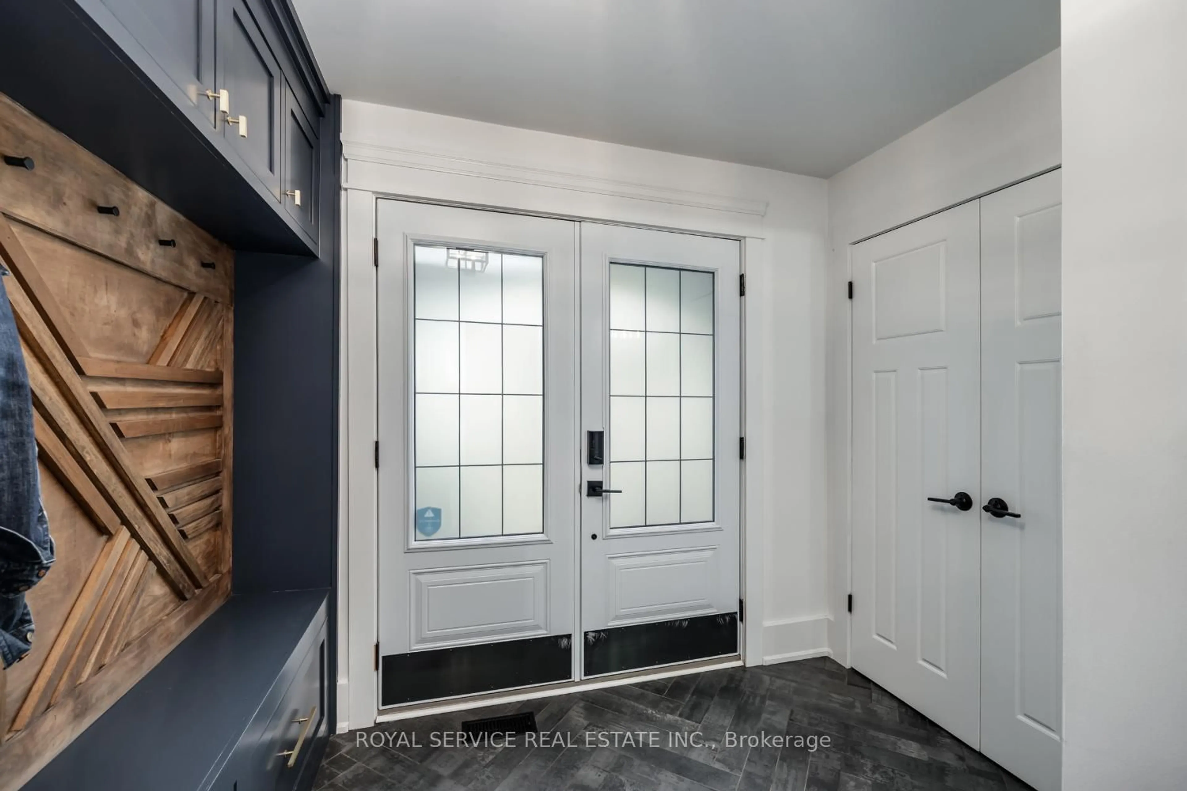 Indoor entryway for 1255 Bridle Dr, Peterborough West Ontario K9J 7J7
