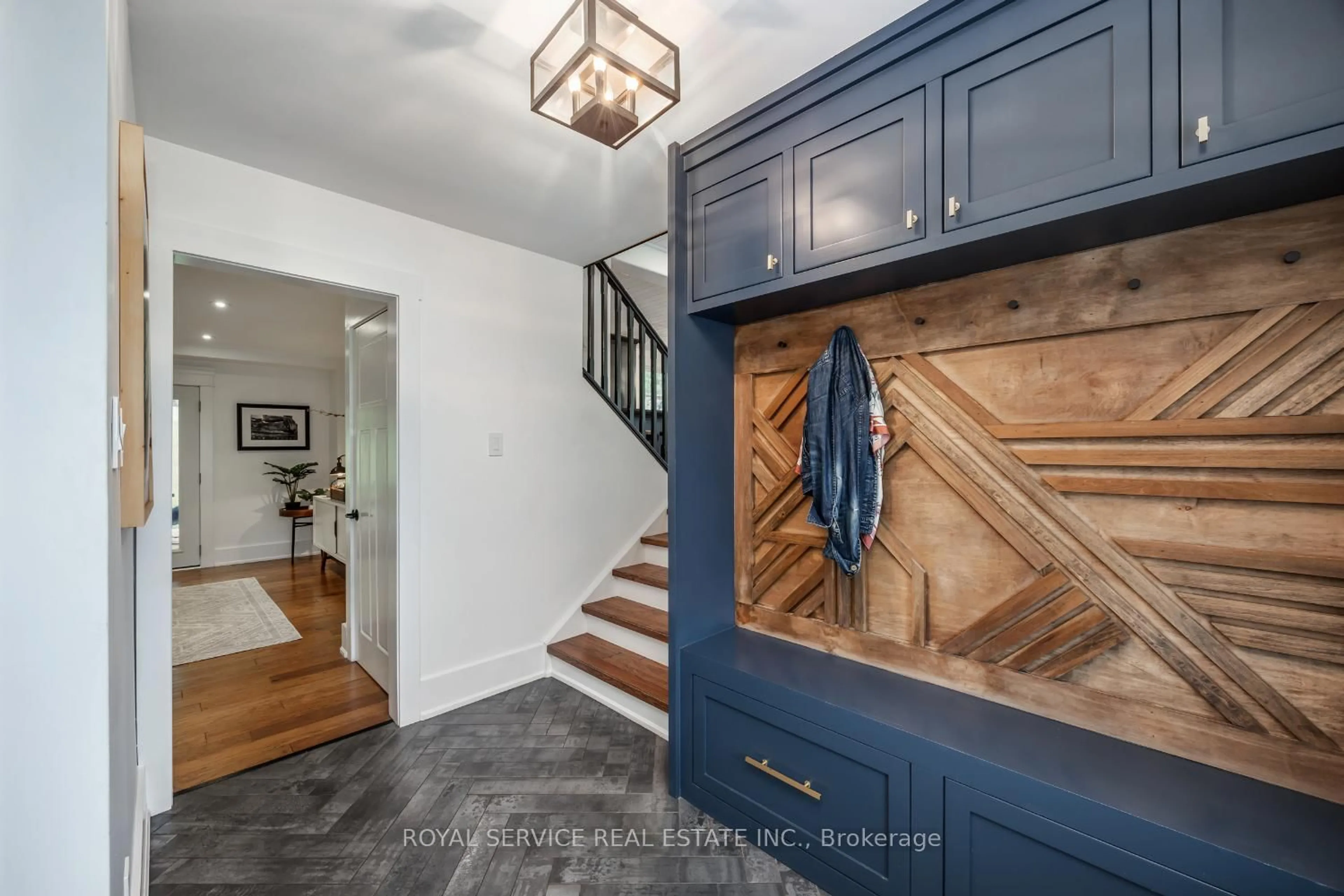 Indoor entryway for 1255 Bridle Dr, Peterborough West Ontario K9J 7J7