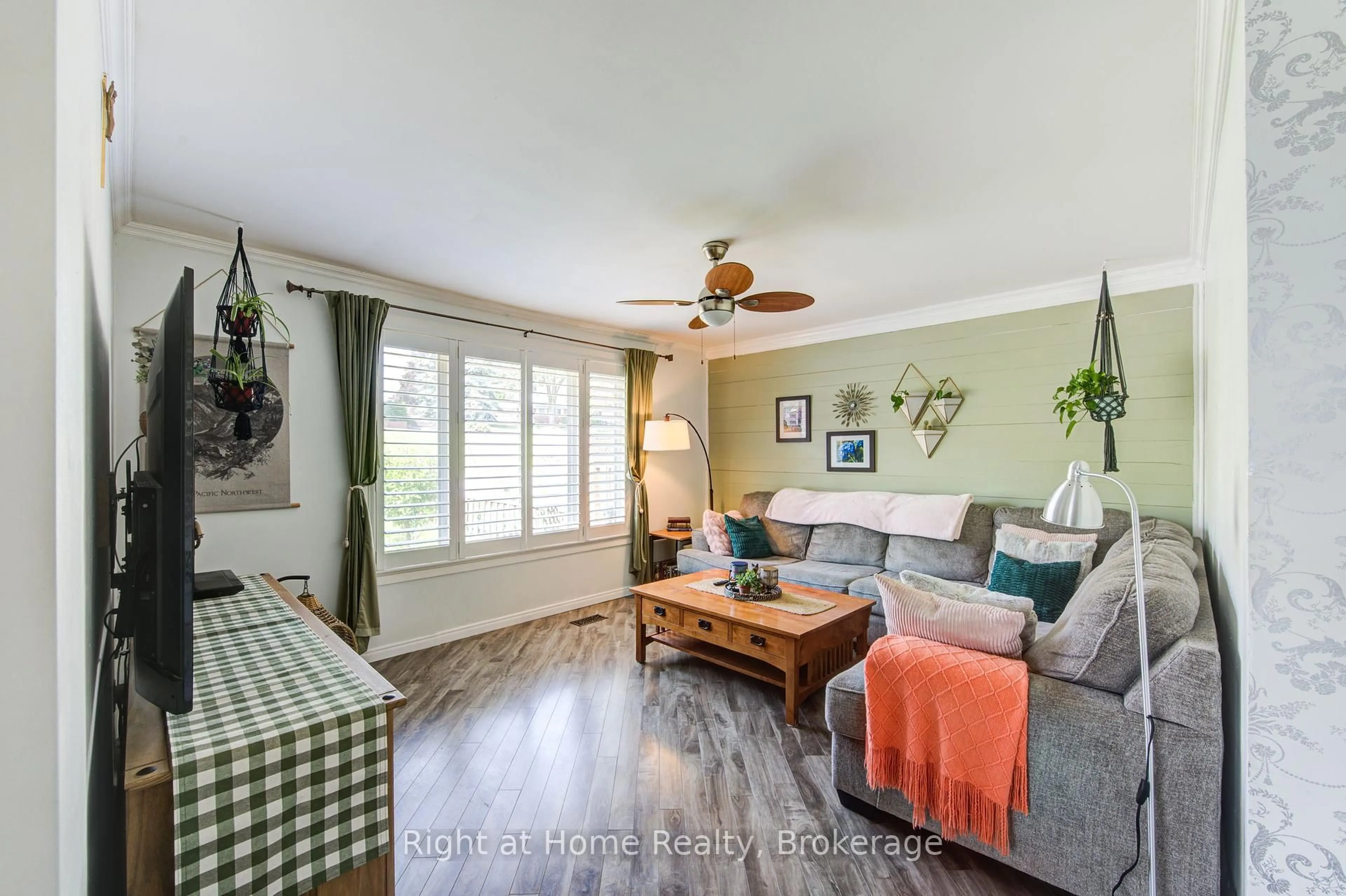 Living room with furniture, wood/laminate floor for 275 Hillside Dr, Woodstock Ontario N4S 2T9