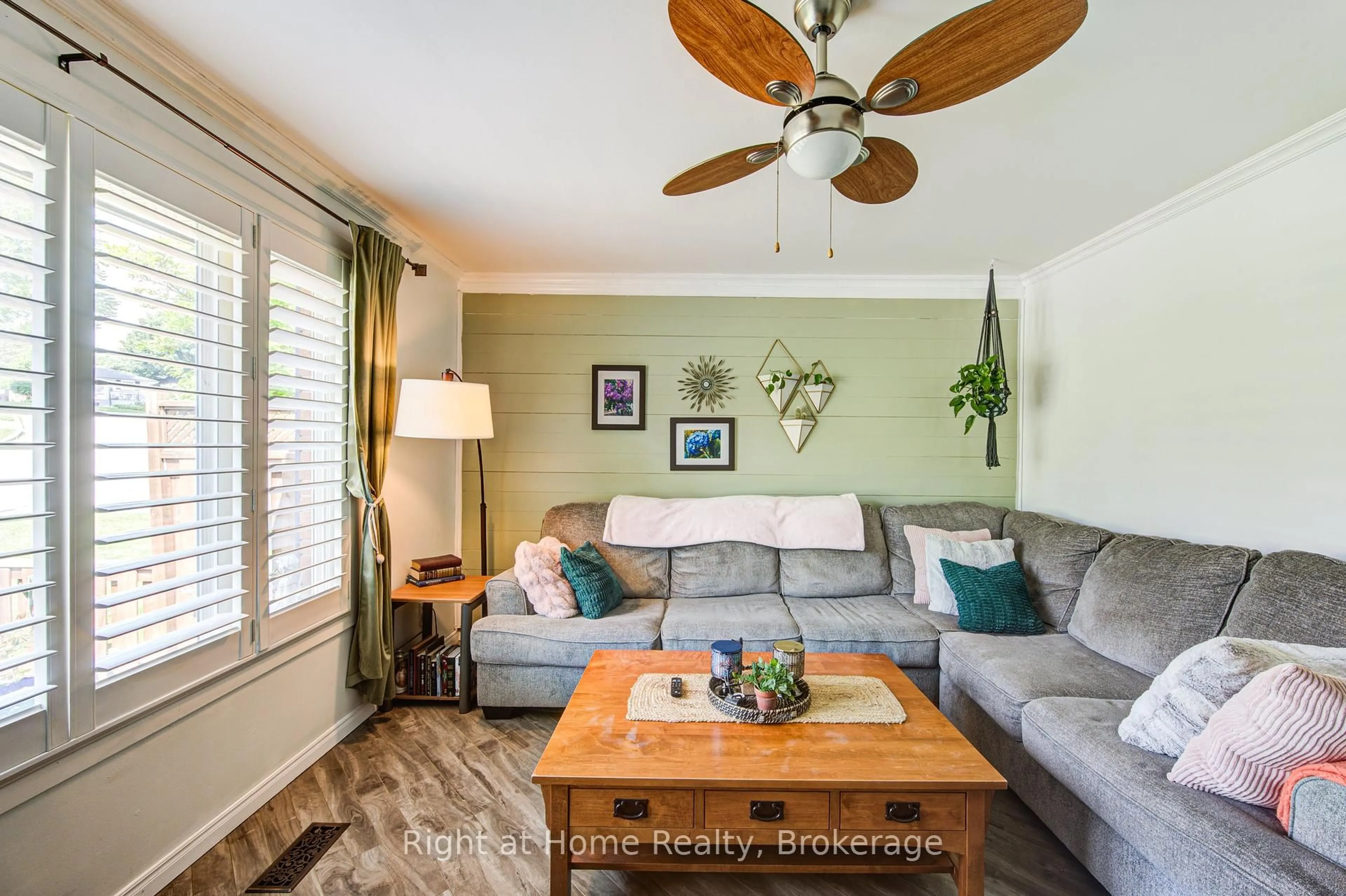 Living room with furniture, wood/laminate floor for 275 Hillside Dr, Woodstock Ontario N4S 2T9