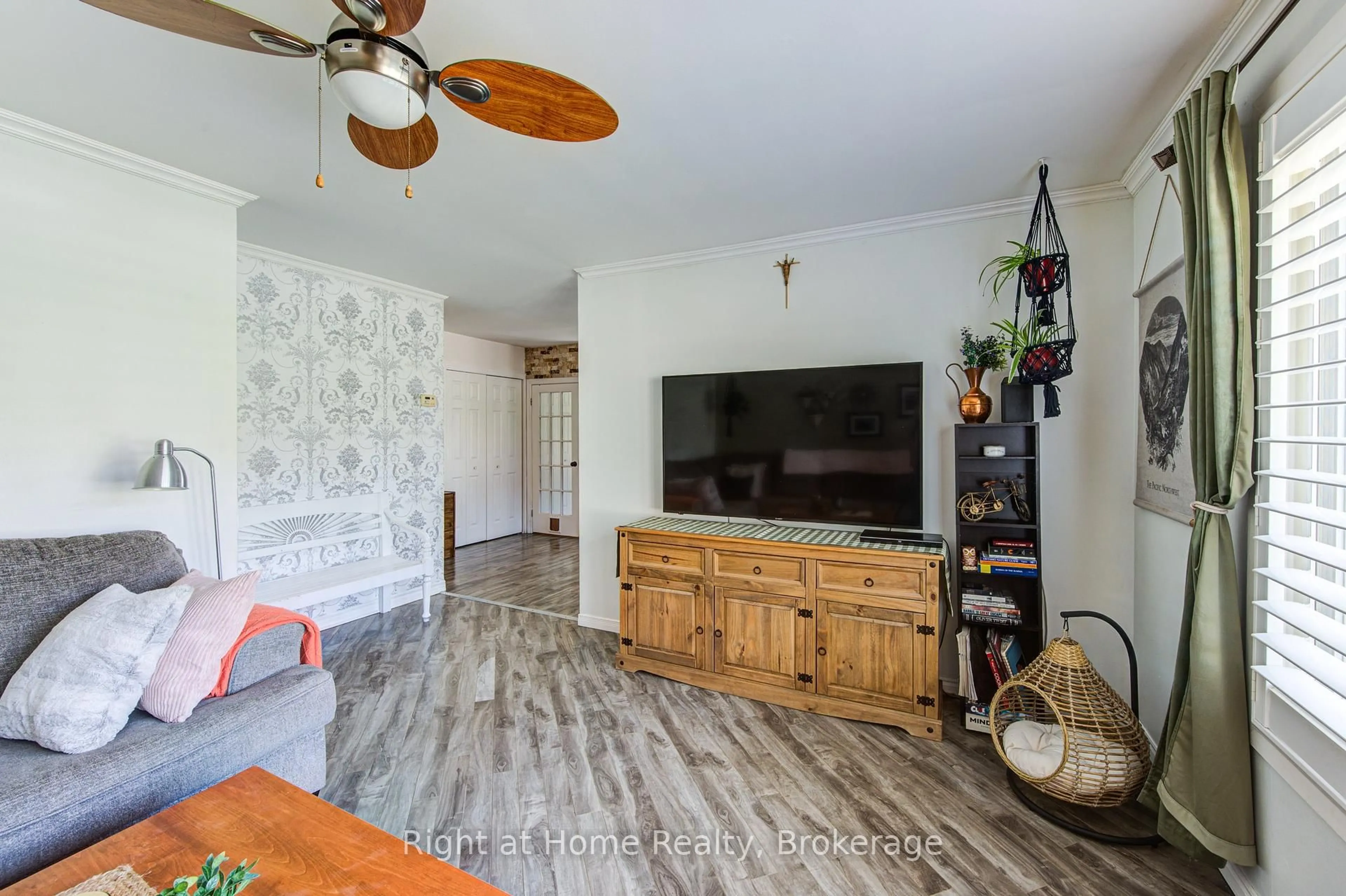 Living room with furniture, unknown for 275 Hillside Dr, Woodstock Ontario N4S 2T9
