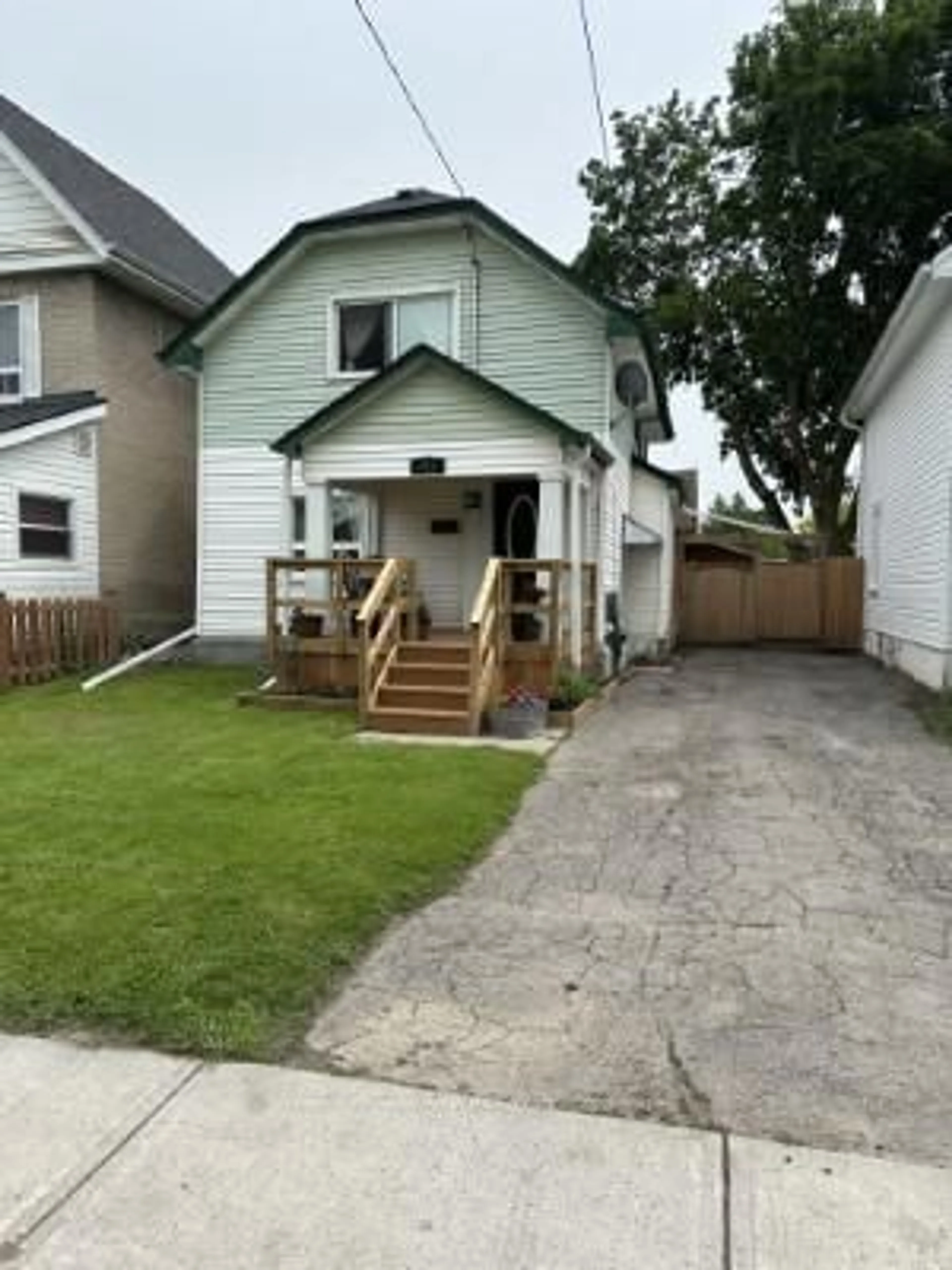 A pic from outside/outdoor area/front of a property/back of a property/a pic from drone, street for 215 Braidwood Ave, Peterborough South Ontario K9J 1V2