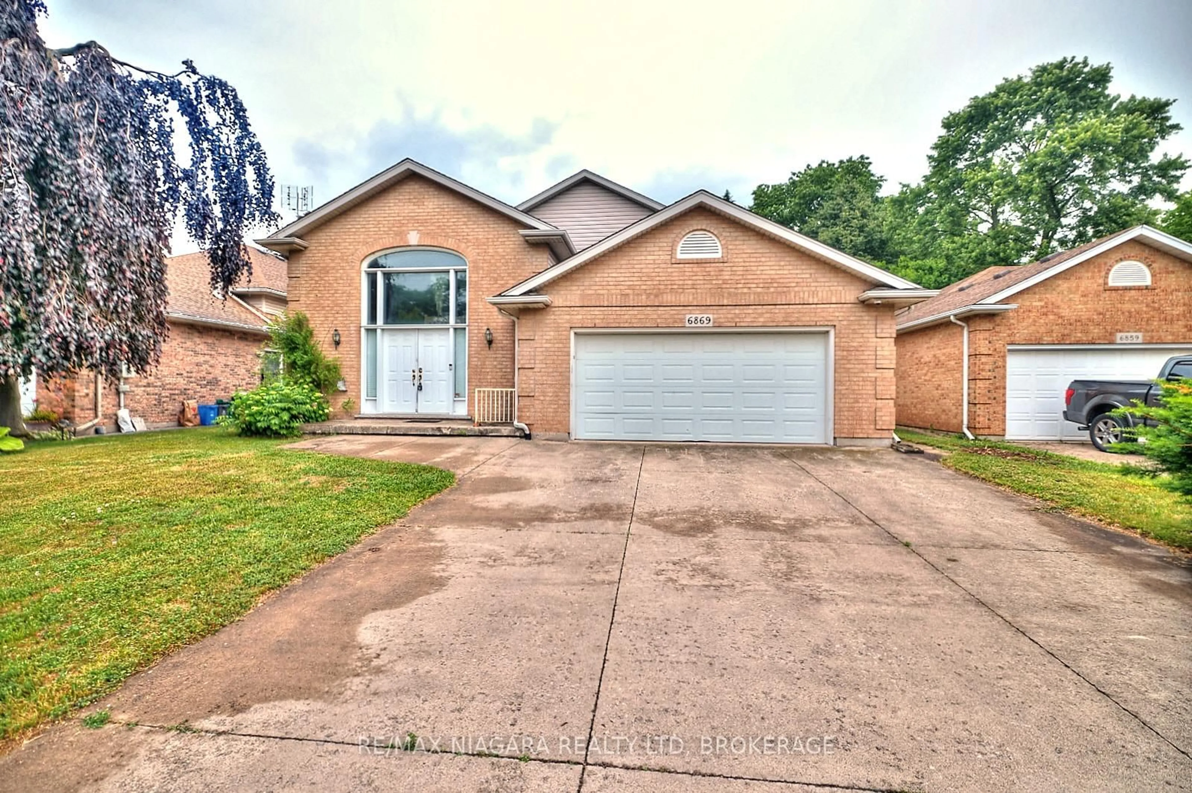 Home with brick exterior material, street for 6869 Imperial Crt, Niagara Falls Ontario L2G 7W9