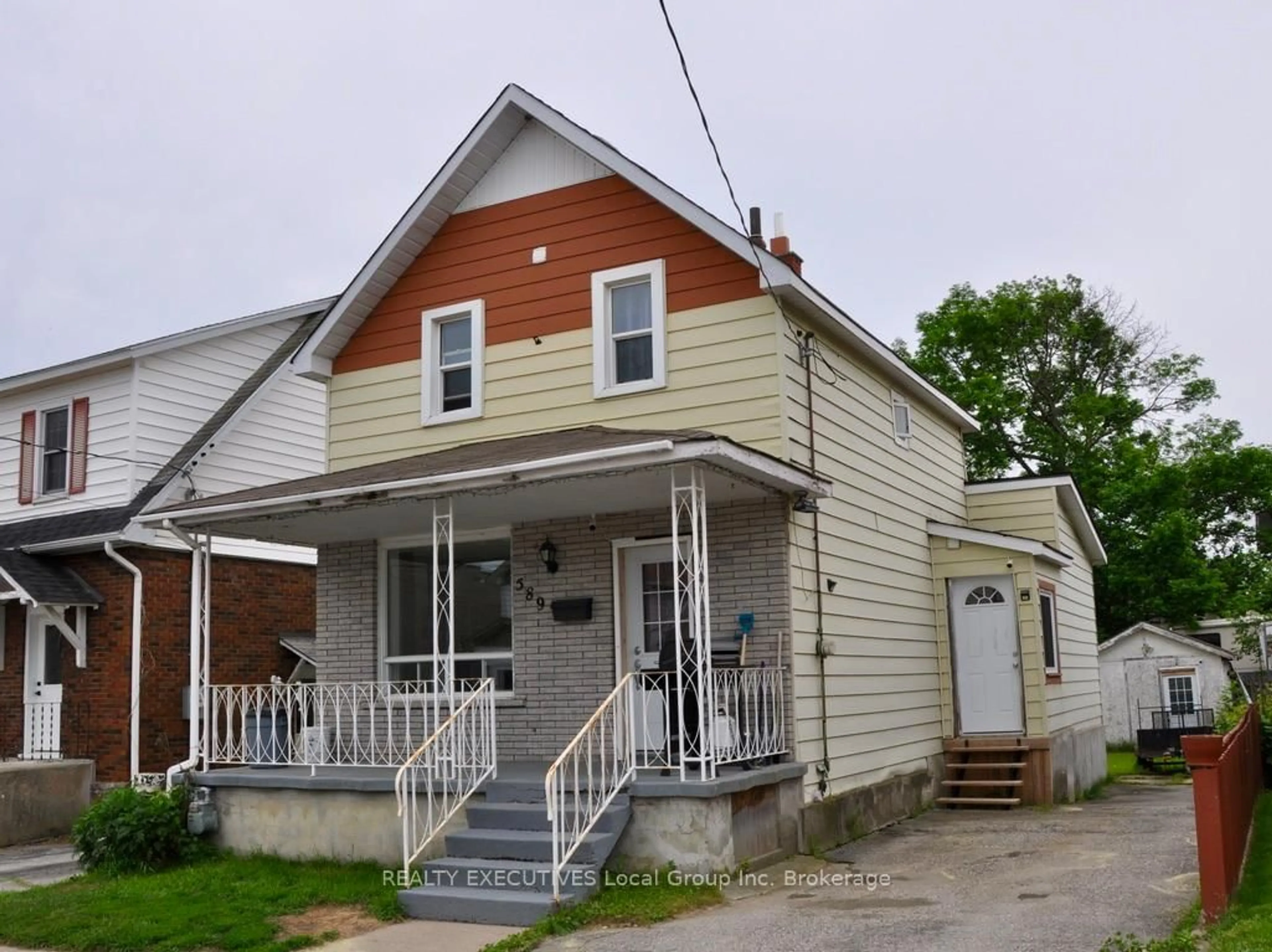 Home with vinyl exterior material, street for 589 Douglas St, North Bay Ontario P1B 5N7