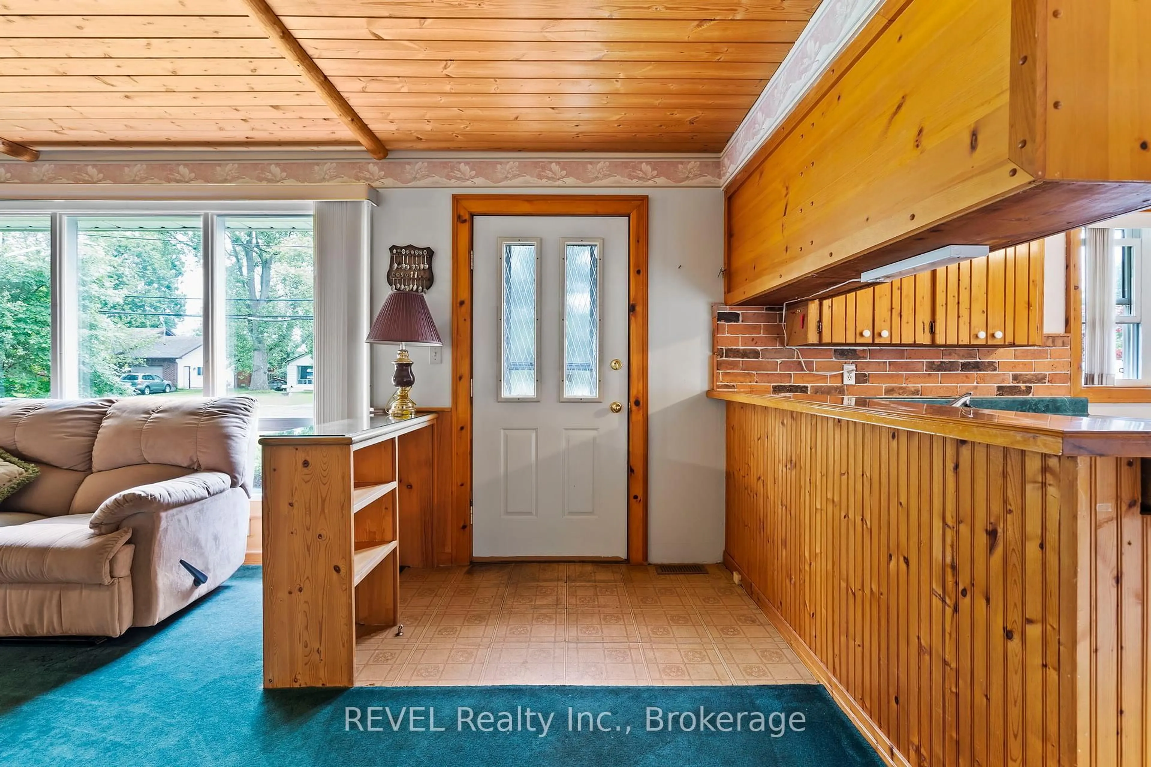 Indoor foyer for 448 Crescent Rd, Fort Erie Ontario L2A 4P7