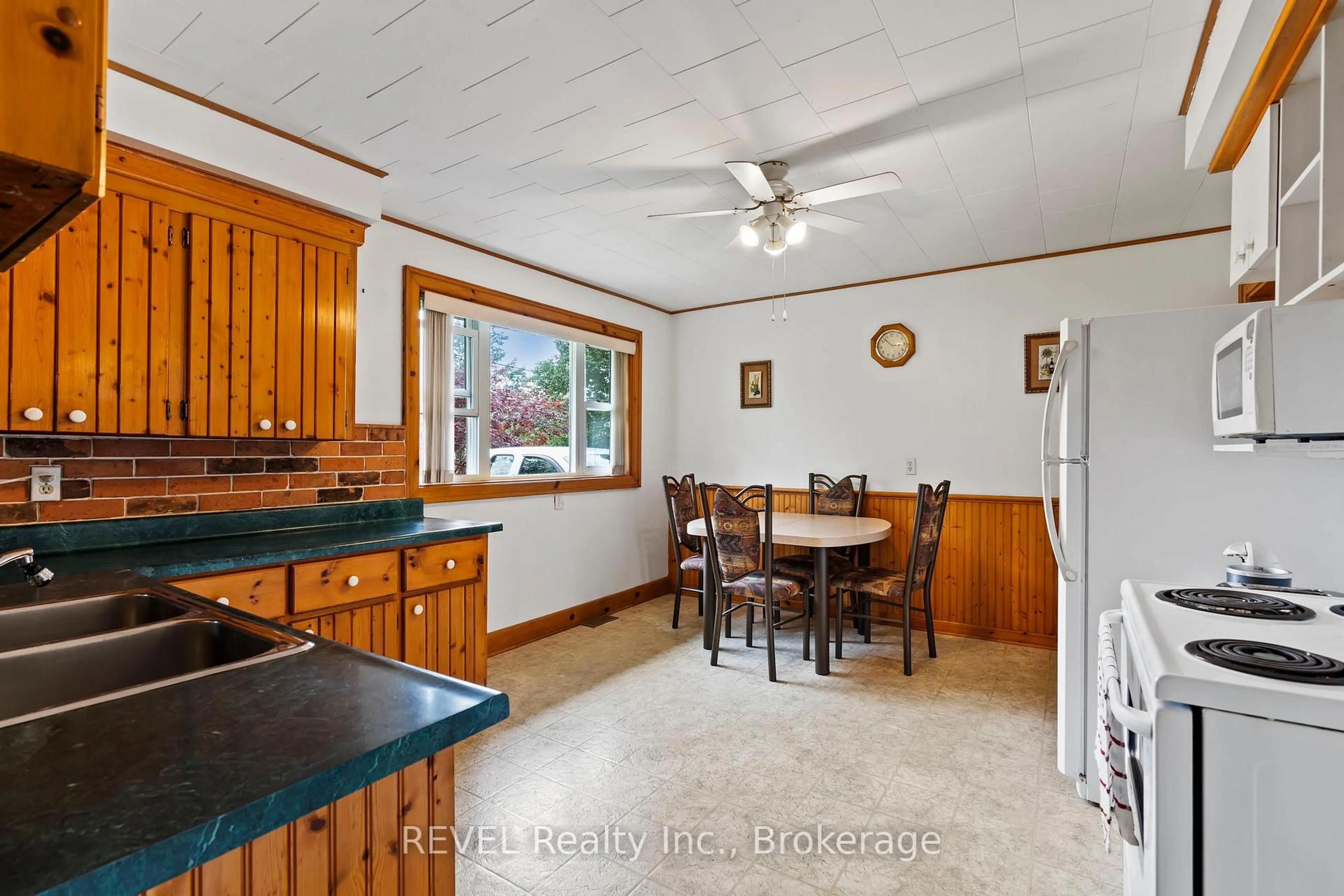 Standard kitchen, ceramic/tile floor for 448 Crescent Rd, Fort Erie Ontario L2A 4P7