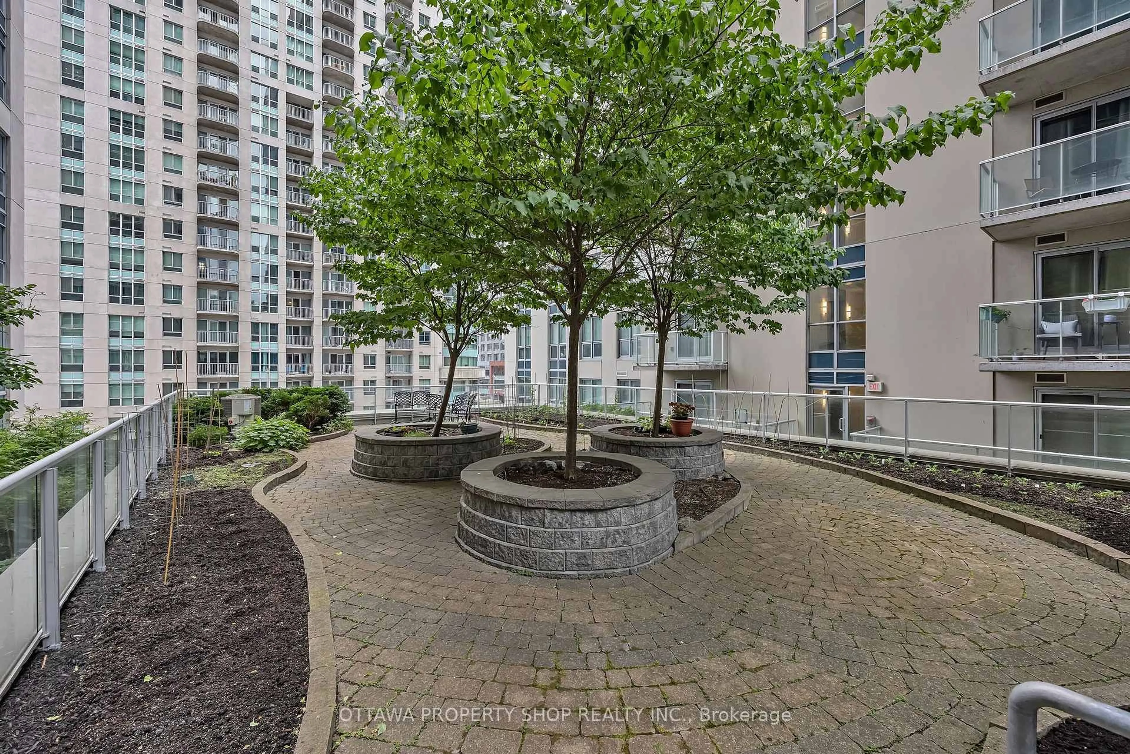 Patio, street for 242 Rideau St #1209, Ottawa Ontario K1N 0B7