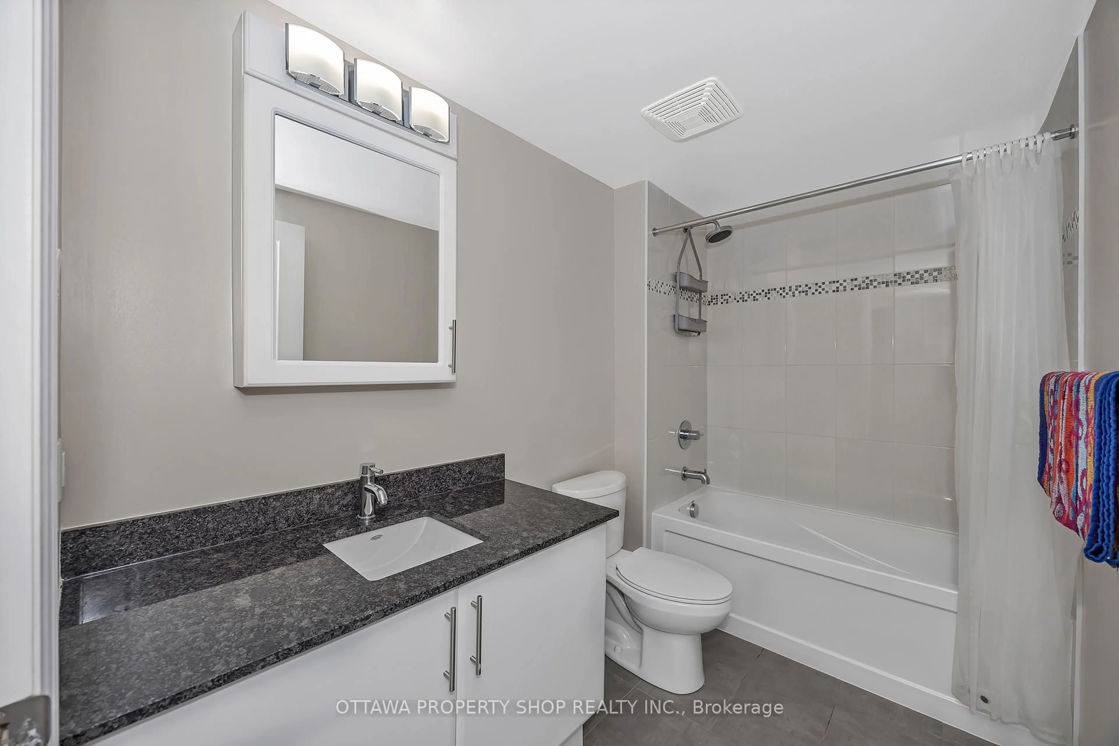 Standard bathroom, ceramic/tile floor for 242 Rideau St #1209, Ottawa Ontario K1N 0B7