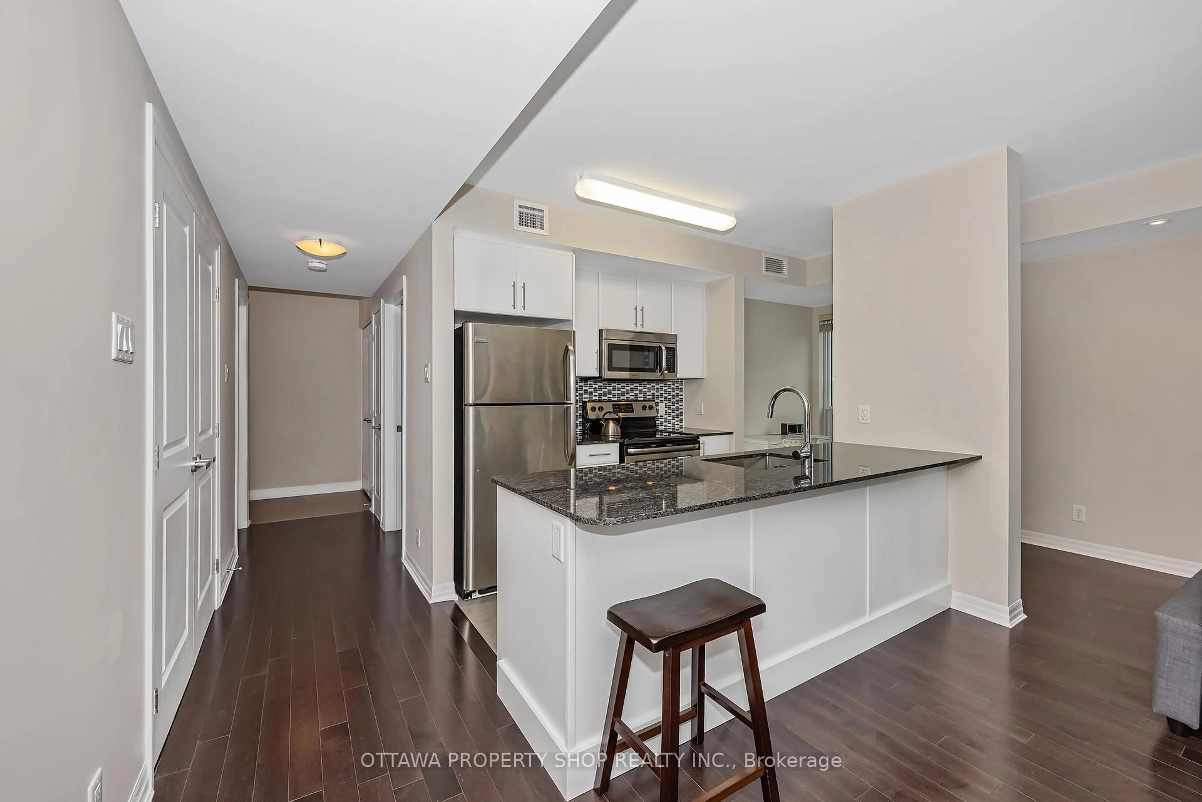 Standard kitchen, wood/laminate floor for 242 Rideau St #1209, Ottawa Ontario K1N 0B7