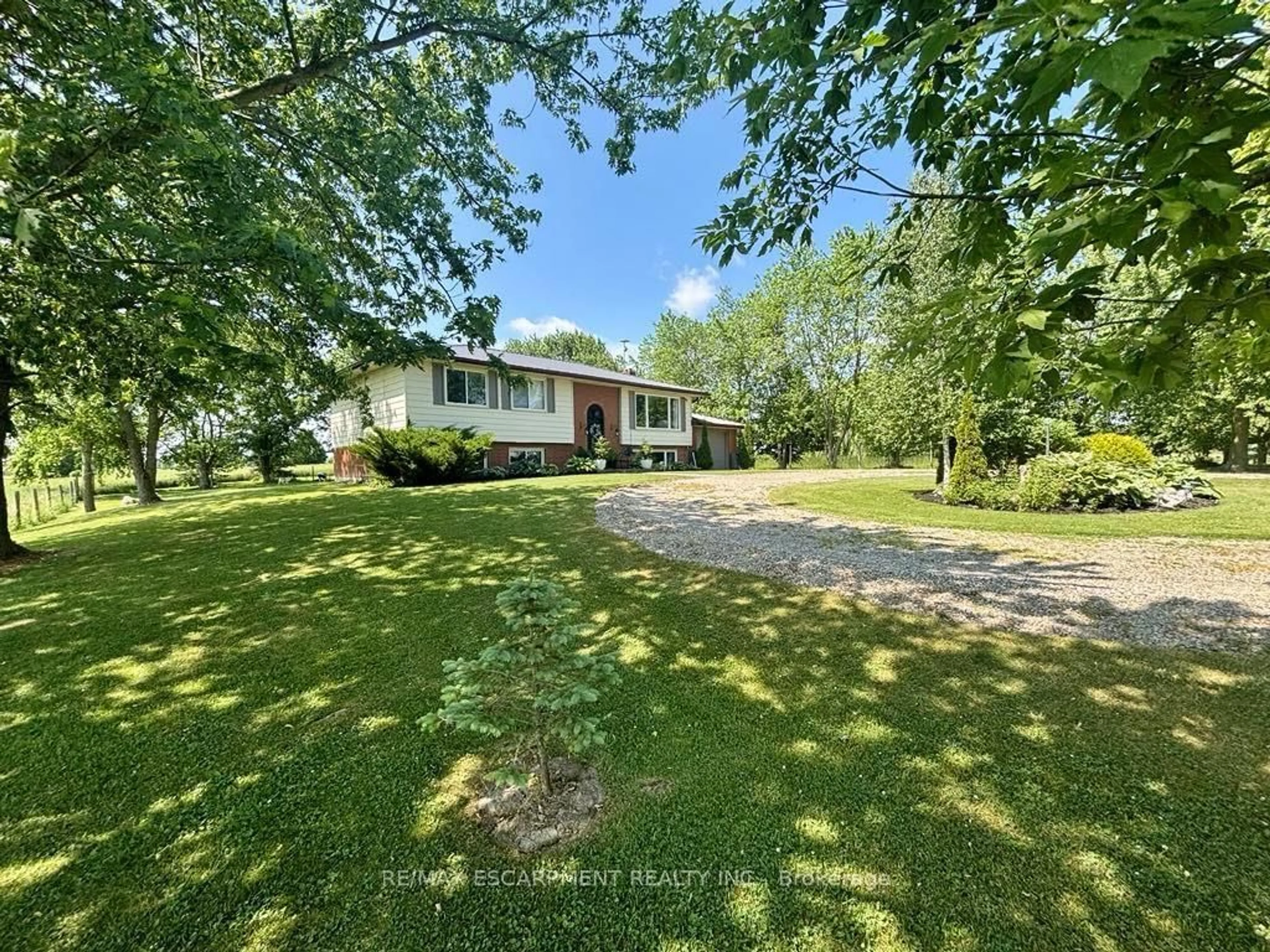 A pic from outside/outdoor area/front of a property/back of a property/a pic from drone, unknown for 7761 Canborough Rd, Haldimand Ontario N1A 2W1