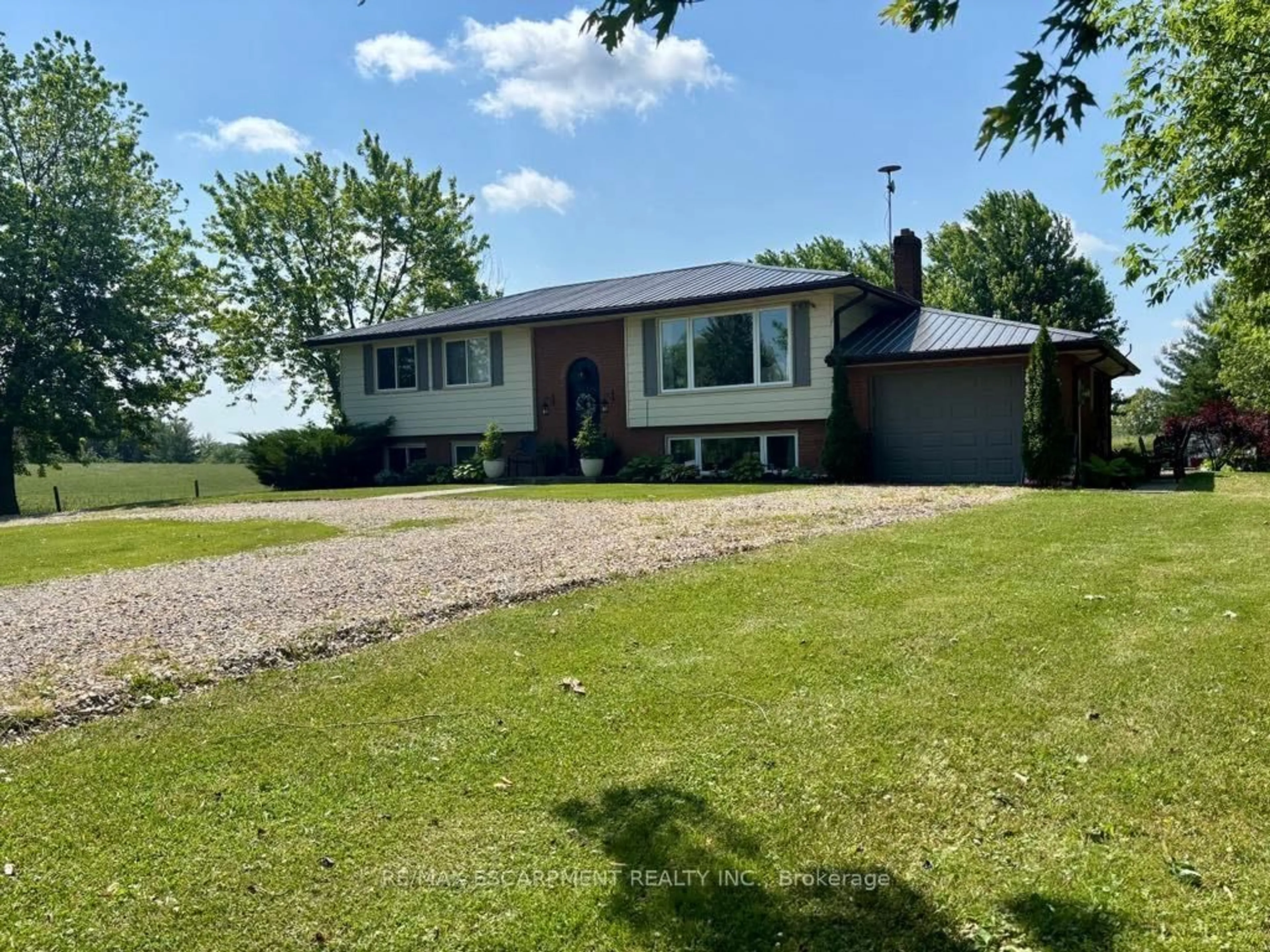 A pic from outside/outdoor area/front of a property/back of a property/a pic from drone, unknown for 7761 Canborough Rd, Haldimand Ontario N1A 2W1