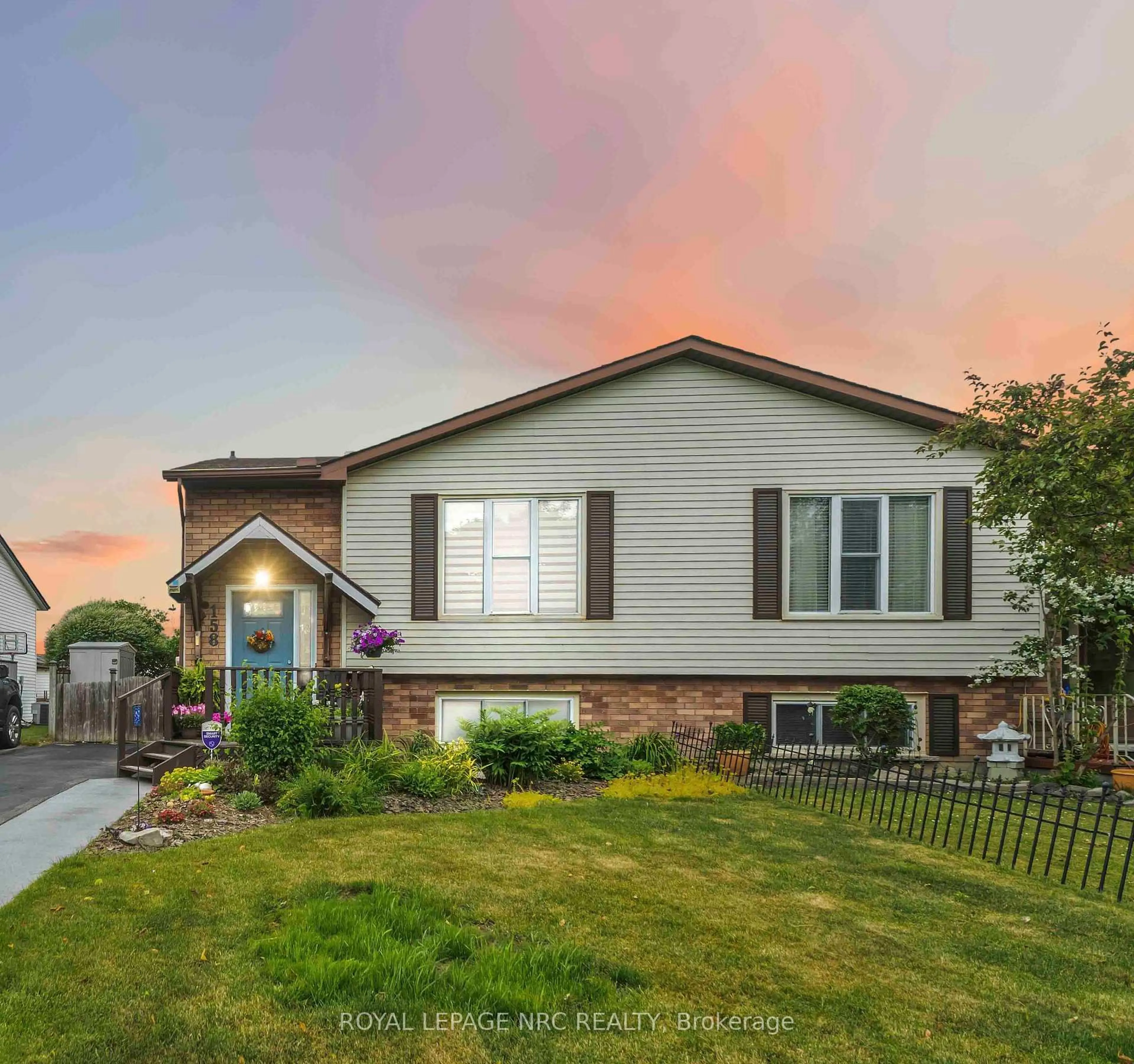 Home with vinyl exterior material, unknown for 158 Windsor St, Welland Ontario L3C 6T6
