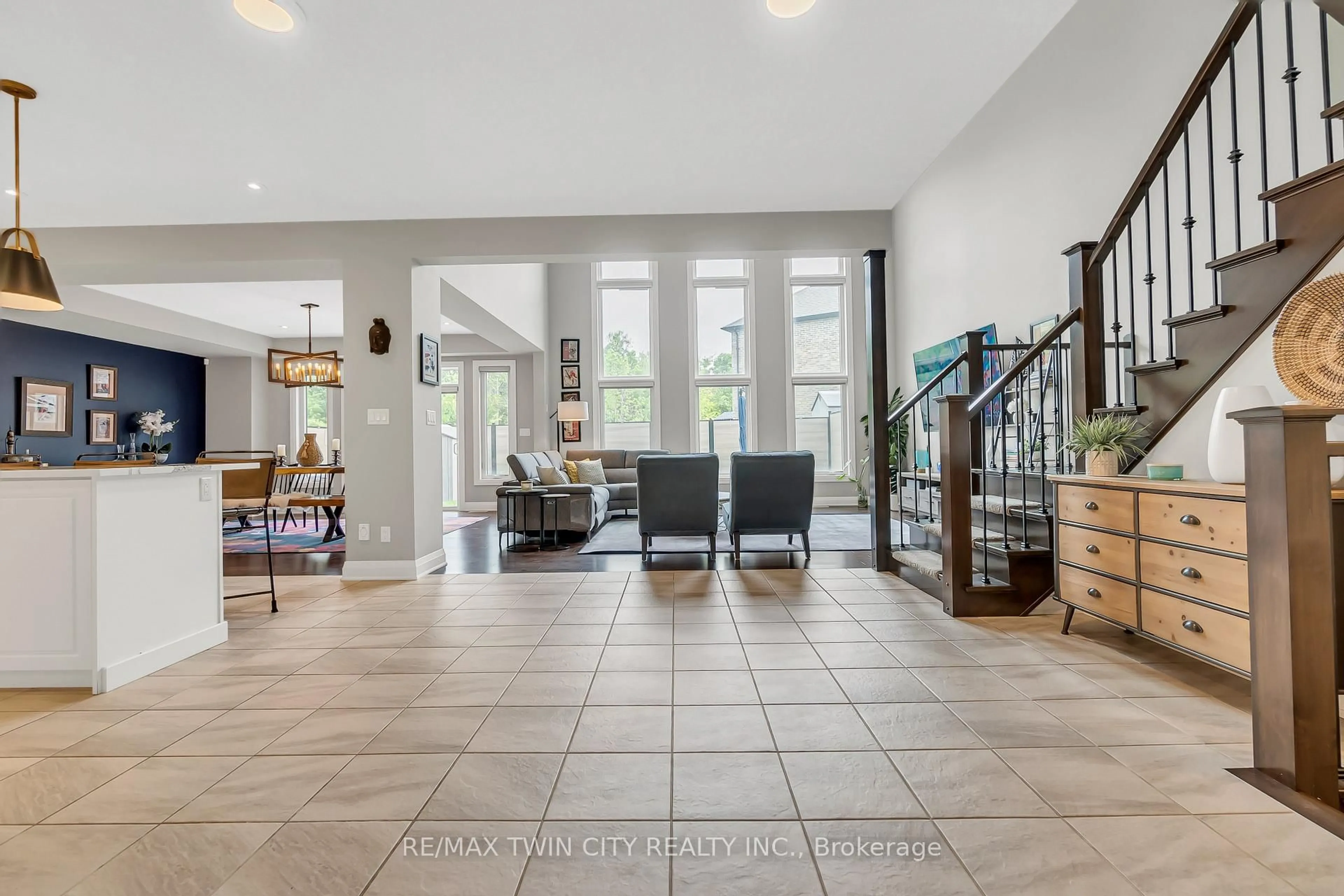Indoor foyer for 577 Bridgemill Cres, Kitchener Ontario N2A 0K3