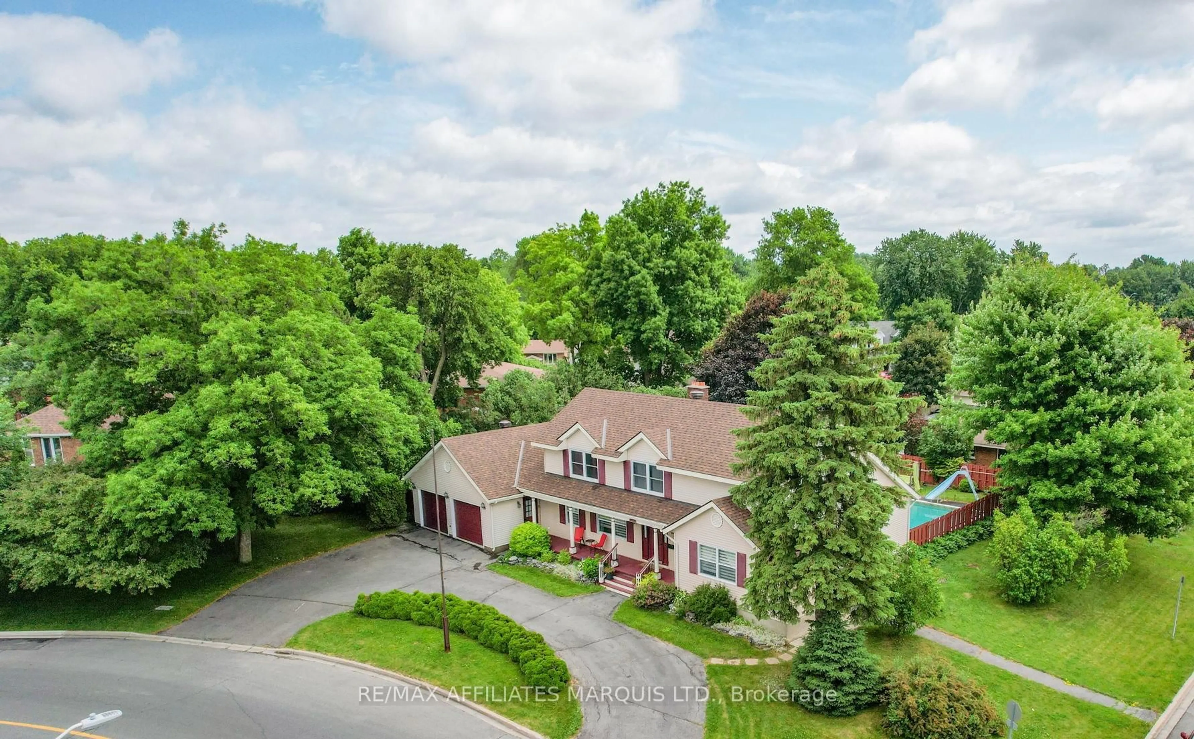 A pic from outside/outdoor area/front of a property/back of a property/a pic from drone, unknown for 1356 Lochiel St, Cornwall Ontario K6H 6N2