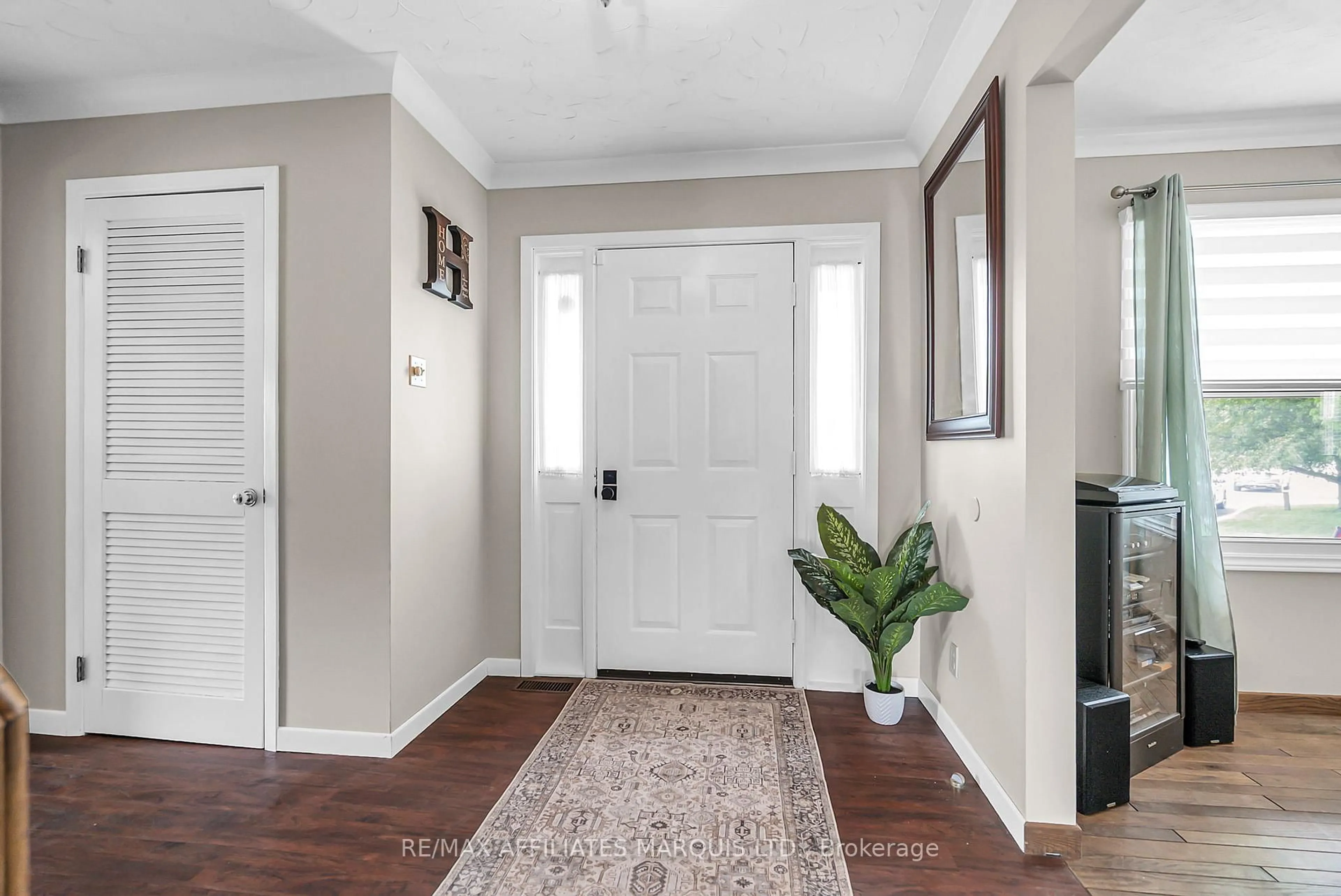 Indoor entryway for 1356 Lochiel St, Cornwall Ontario K6H 6N2