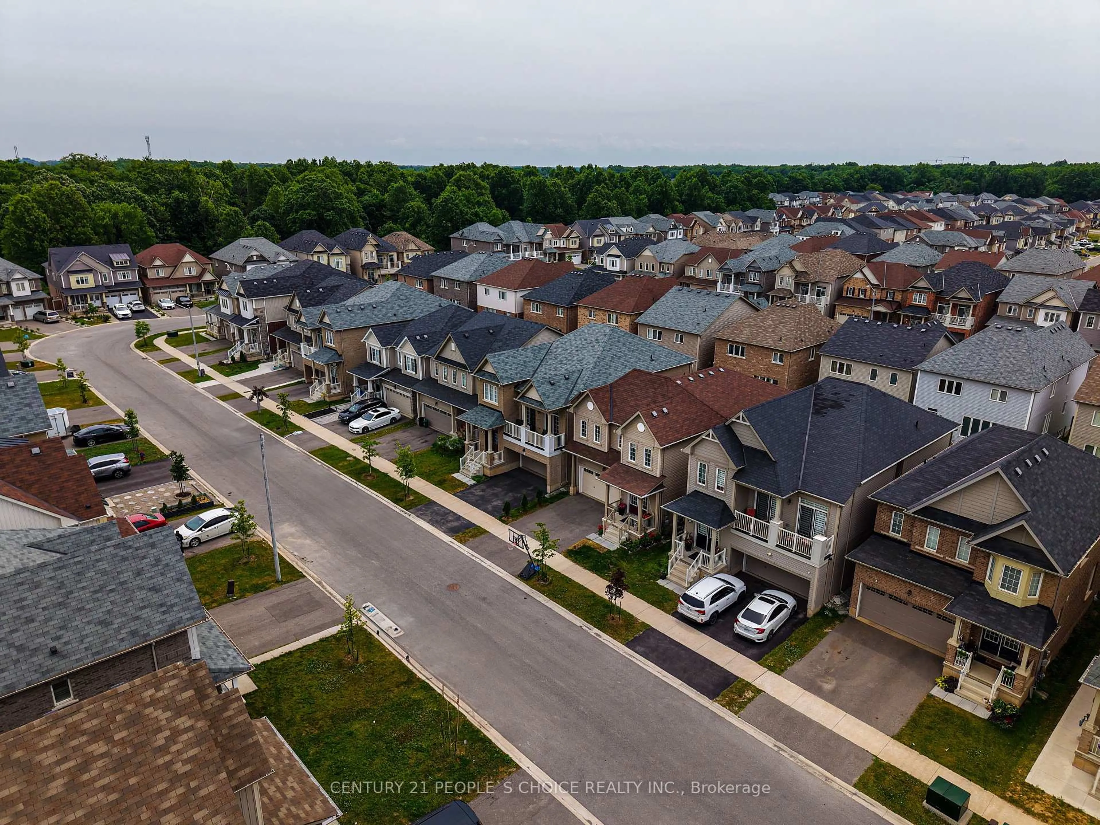 A pic from outside/outdoor area/front of a property/back of a property/a pic from drone, street for 8670 Chickory Tr, Niagara Falls Ontario L2H 3S5