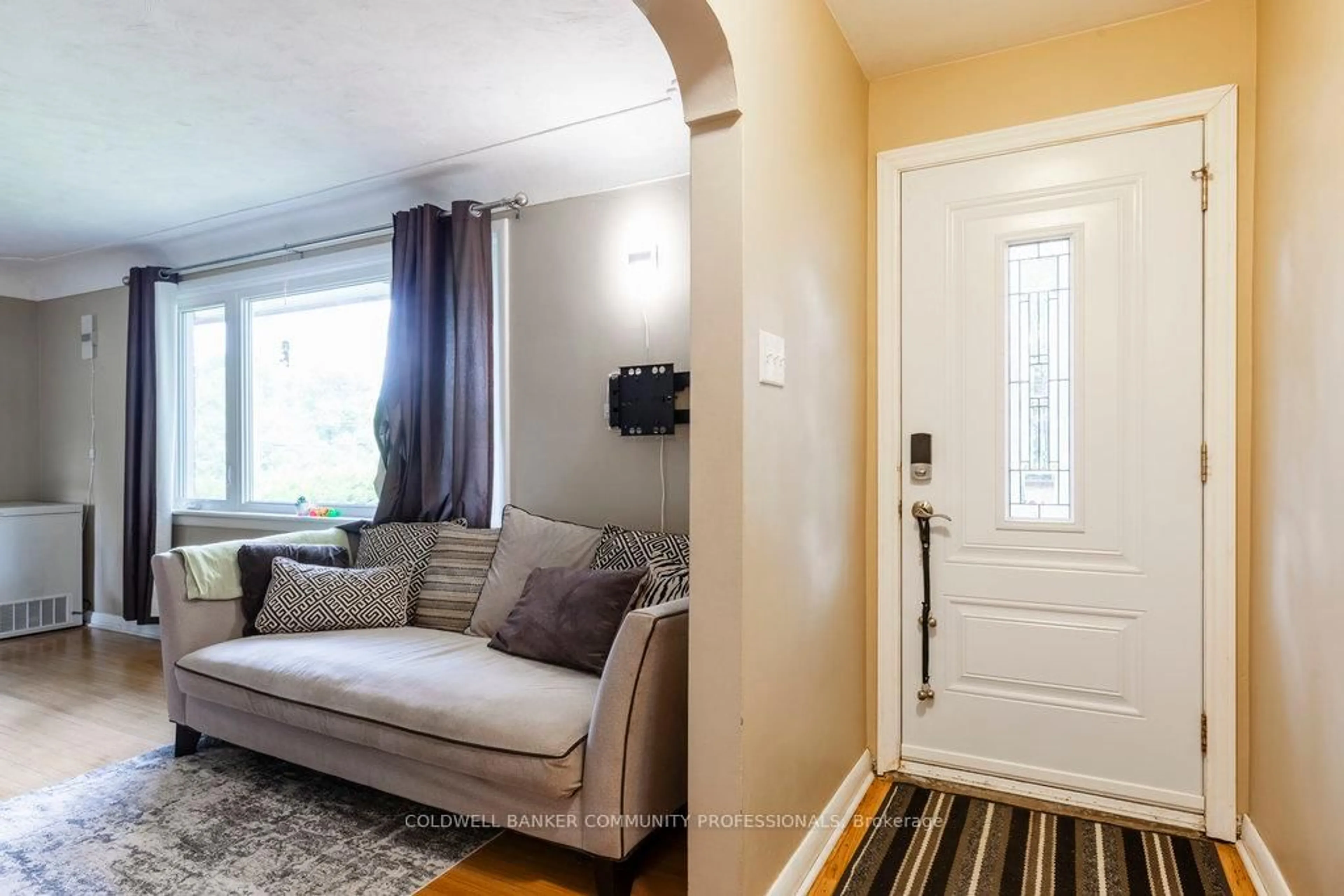 Indoor entryway for 184 Ewen Rd, Hamilton Ontario L8S 3C9