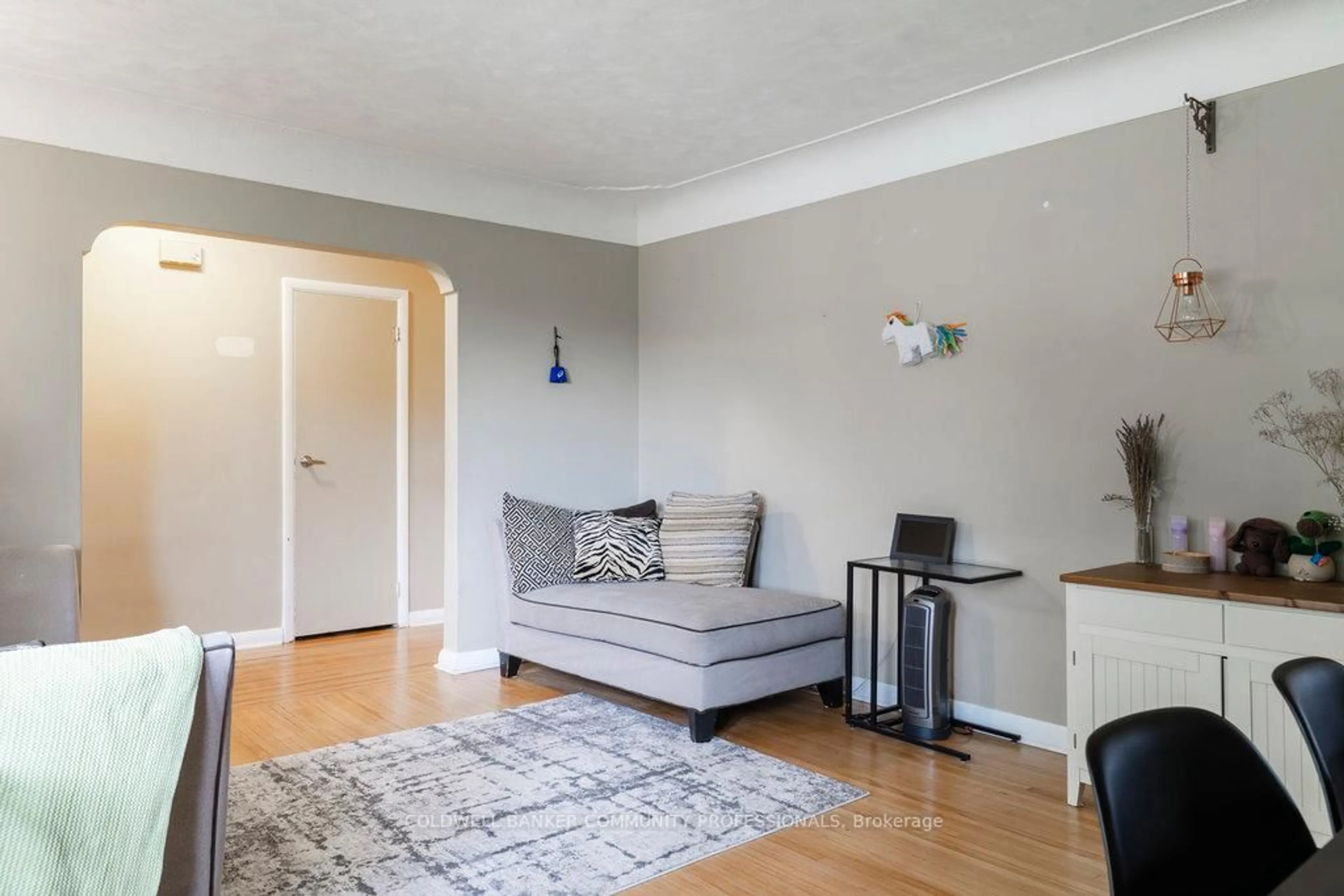 Living room with furniture, wood/laminate floor for 184 Ewen Rd, Hamilton Ontario L8S 3C9