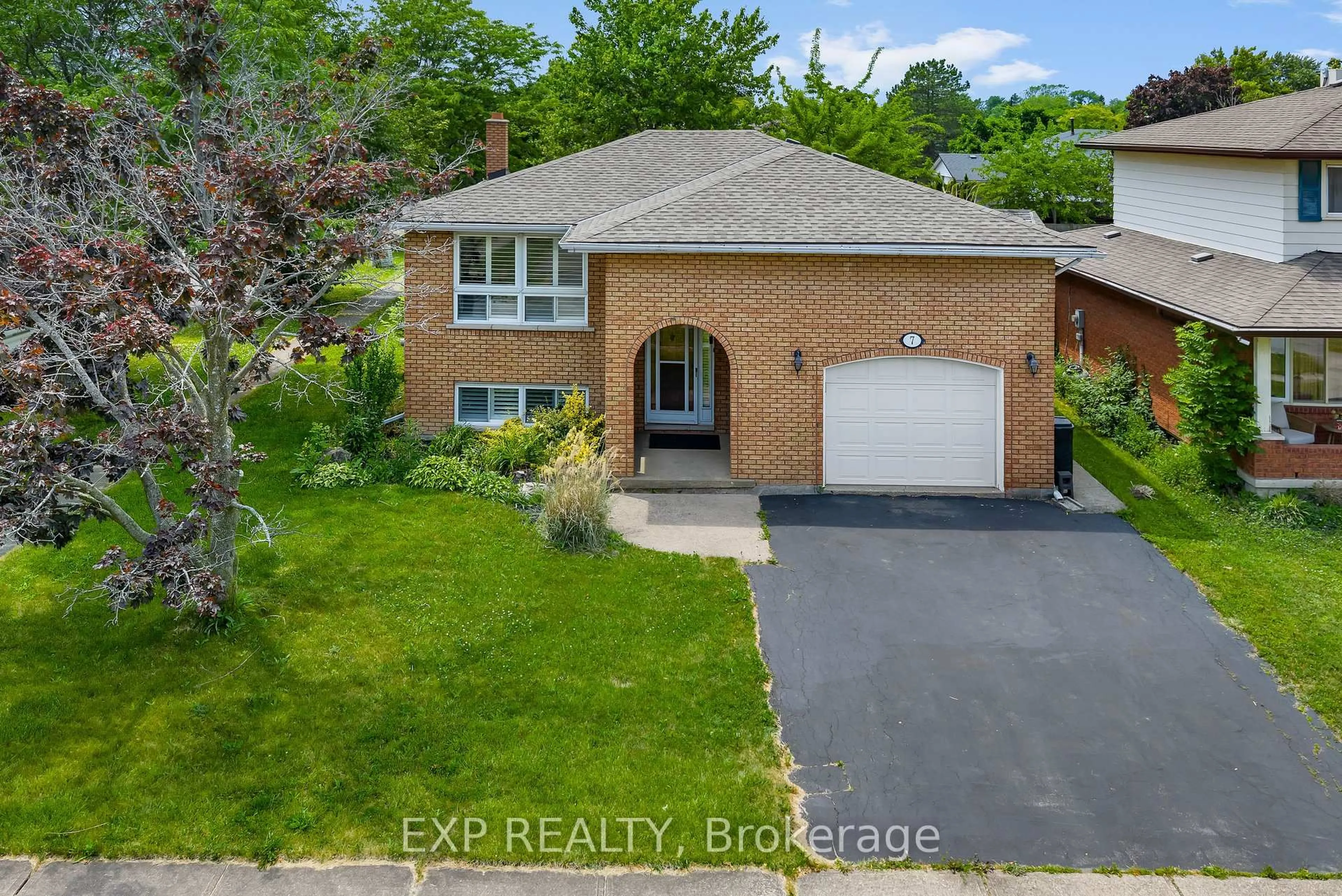 A pic from outside/outdoor area/front of a property/back of a property/a pic from drone, street for 7 Canora Crt, Welland Ontario L3C 6H7