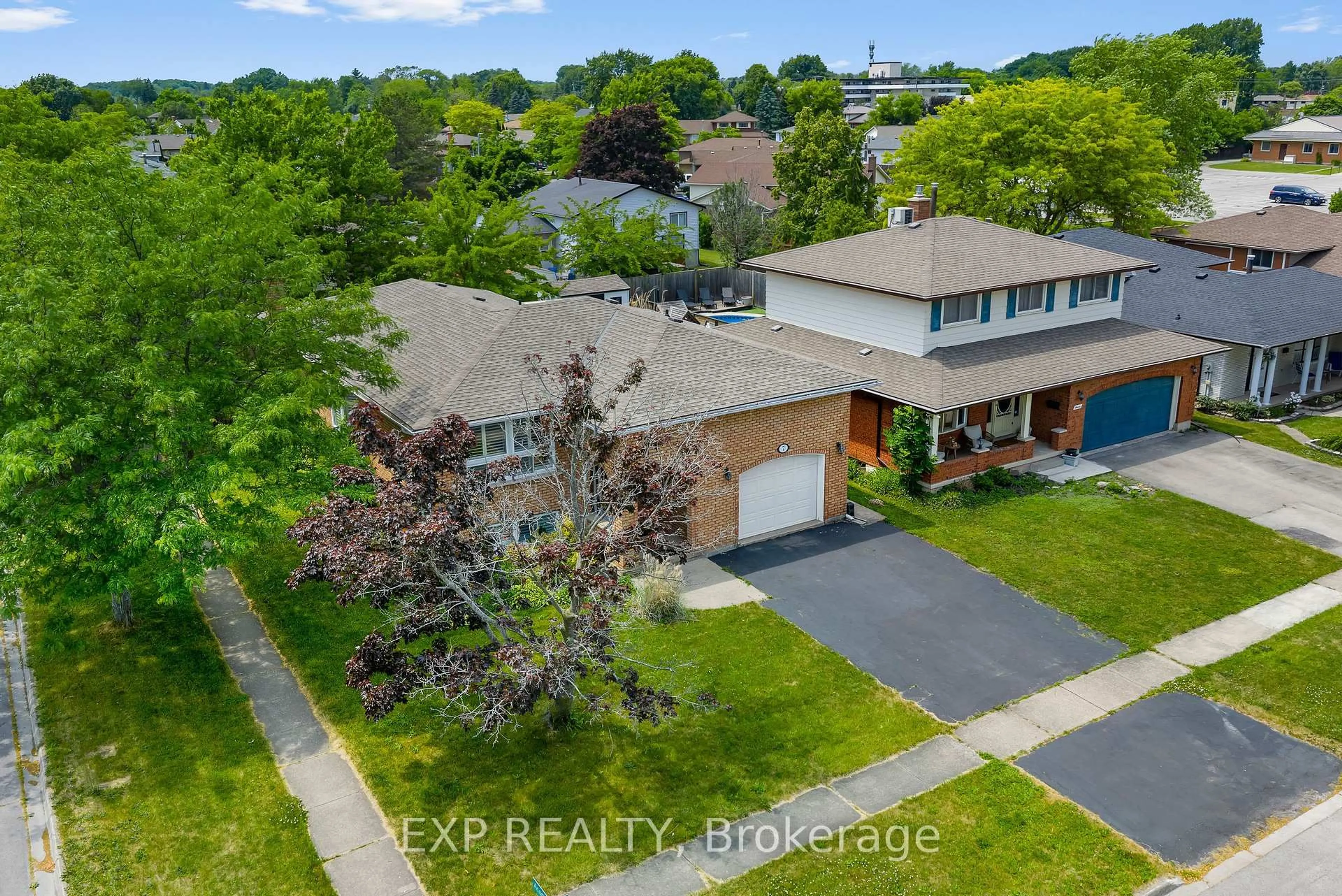 A pic from outside/outdoor area/front of a property/back of a property/a pic from drone, street for 7 Canora Crt, Welland Ontario L3C 6H7
