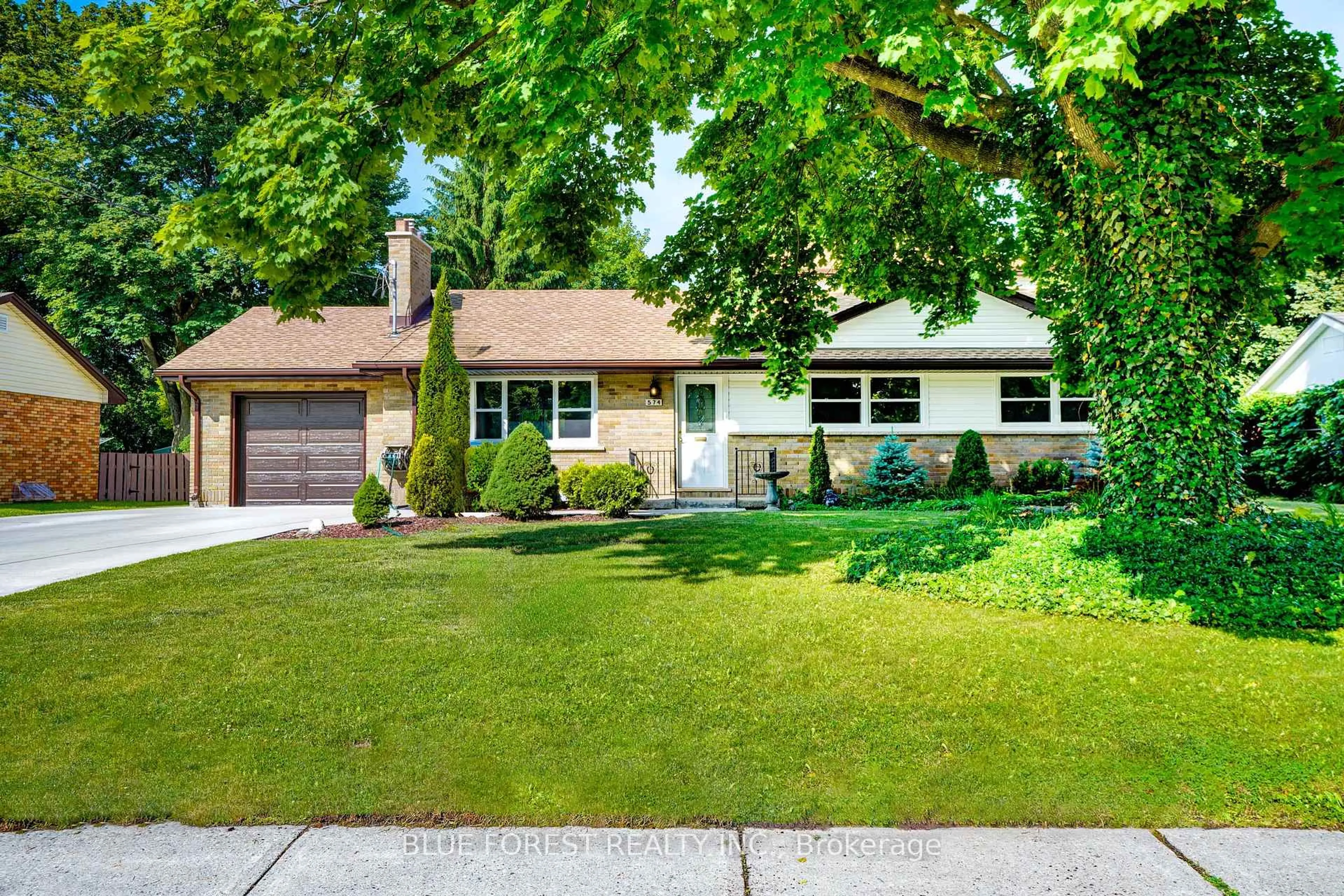 Home with vinyl exterior material, street for 574 Oakridge Dr, London North Ontario N6H 3G2