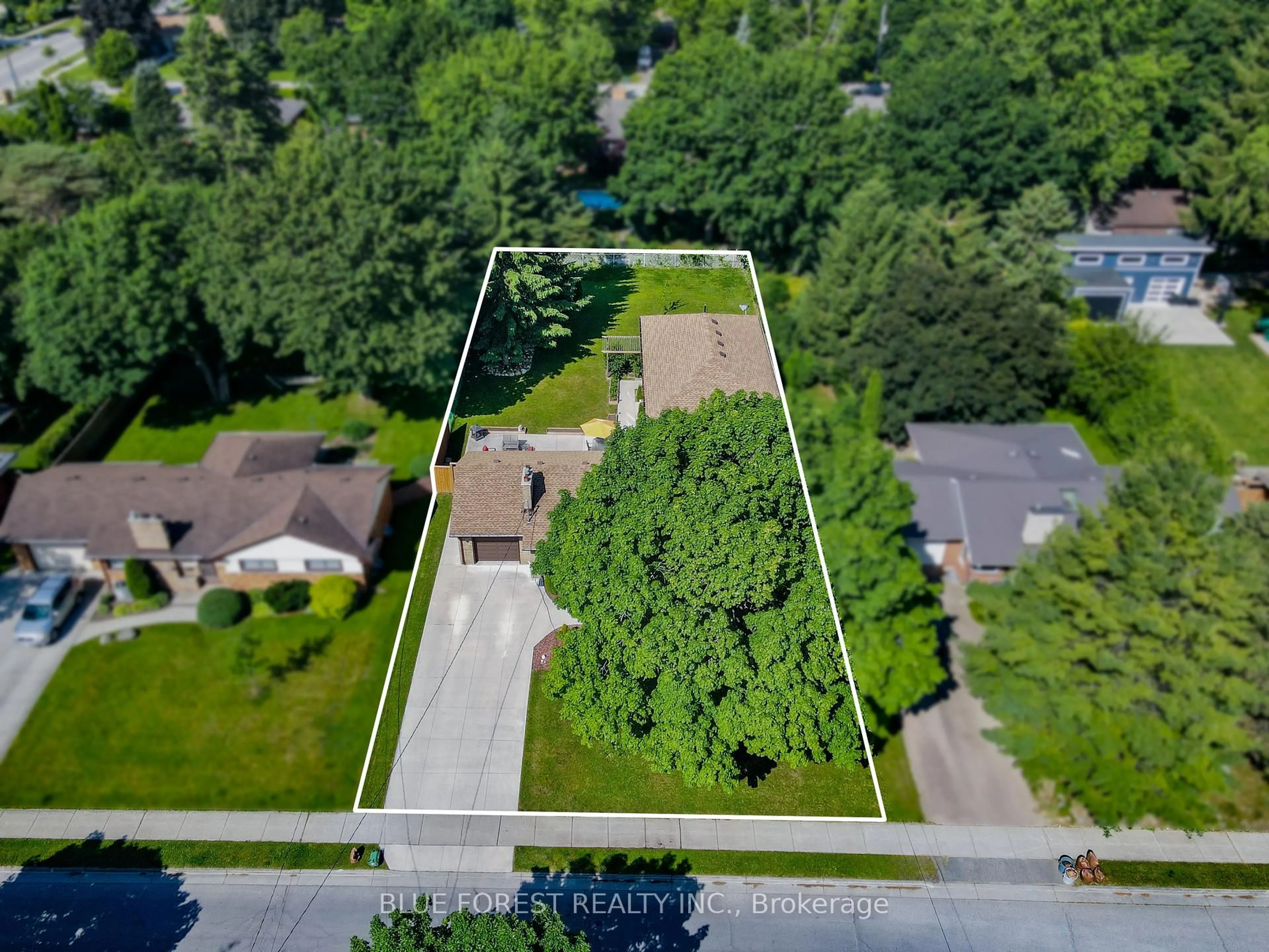 A pic from outside/outdoor area/front of a property/back of a property/a pic from drone, street for 574 Oakridge Dr, London North Ontario N6H 3G2