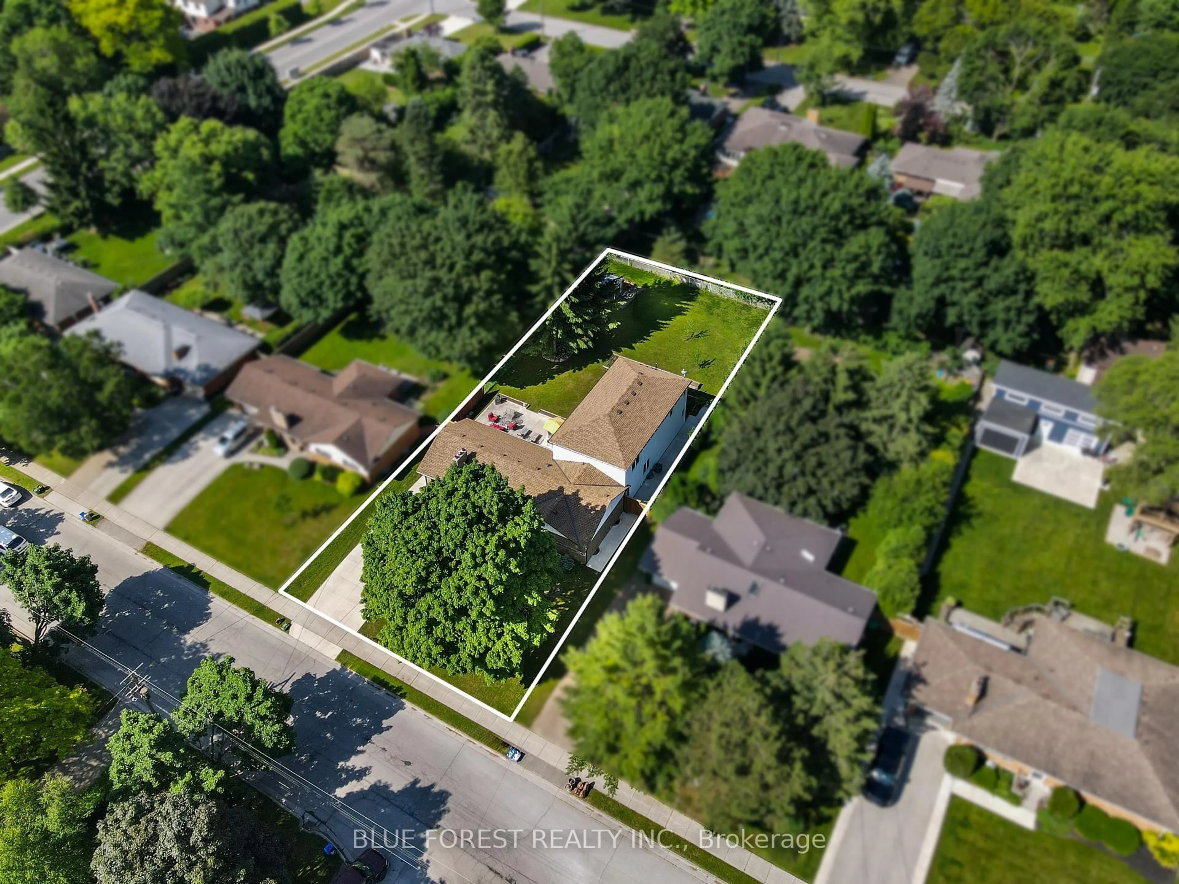 A pic from outside/outdoor area/front of a property/back of a property/a pic from drone, street for 574 Oakridge Dr, London North Ontario N6H 3G2