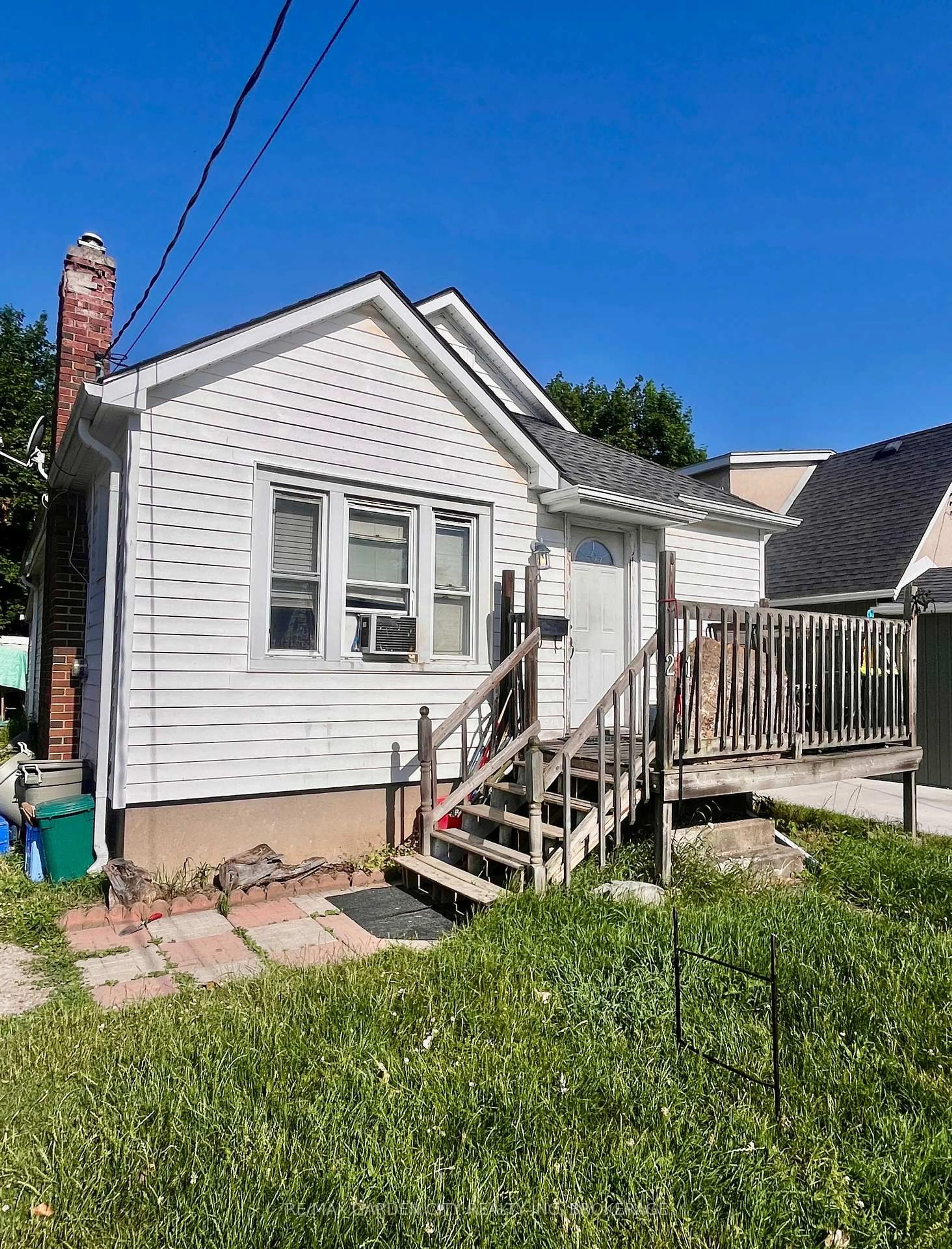 Home with vinyl exterior material, street for 21 Prince St, St. Catharines Ontario L2R 3X6