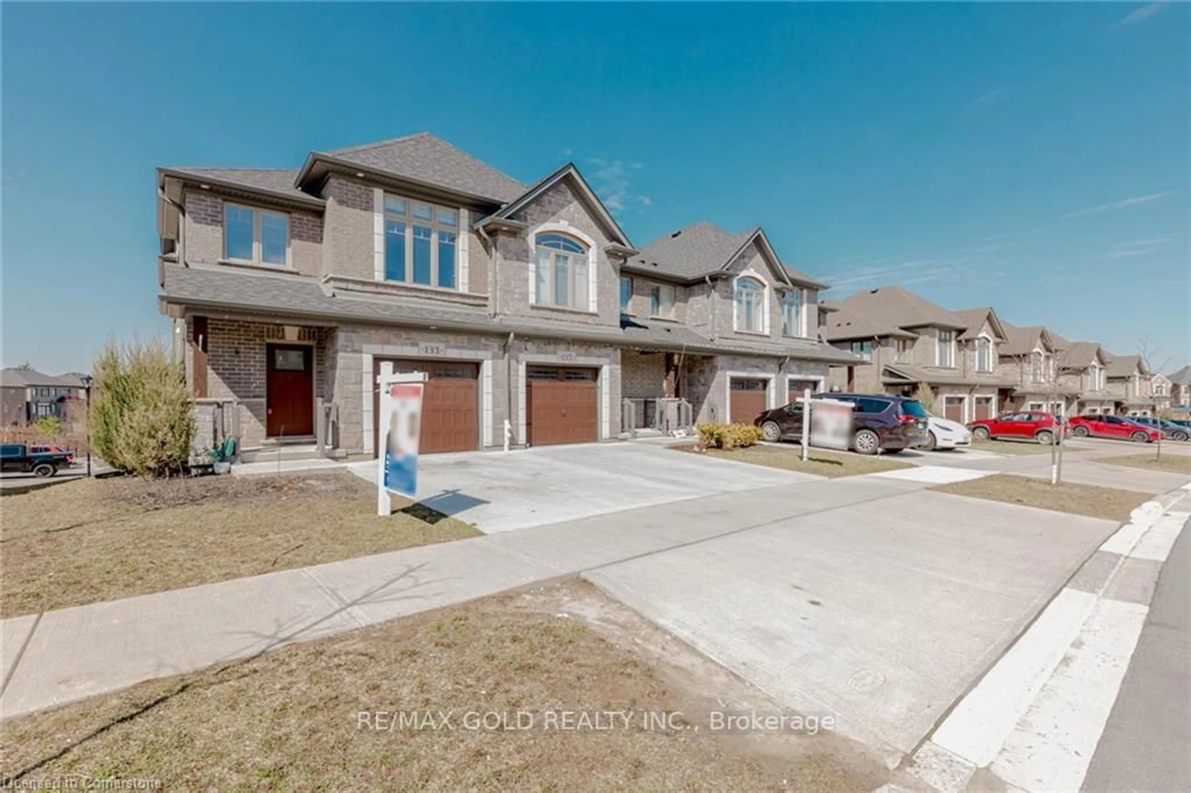 A pic from outside/outdoor area/front of a property/back of a property/a pic from drone, street for 133 Hollybrook Tr, Kitchener Ontario N2R 0P1