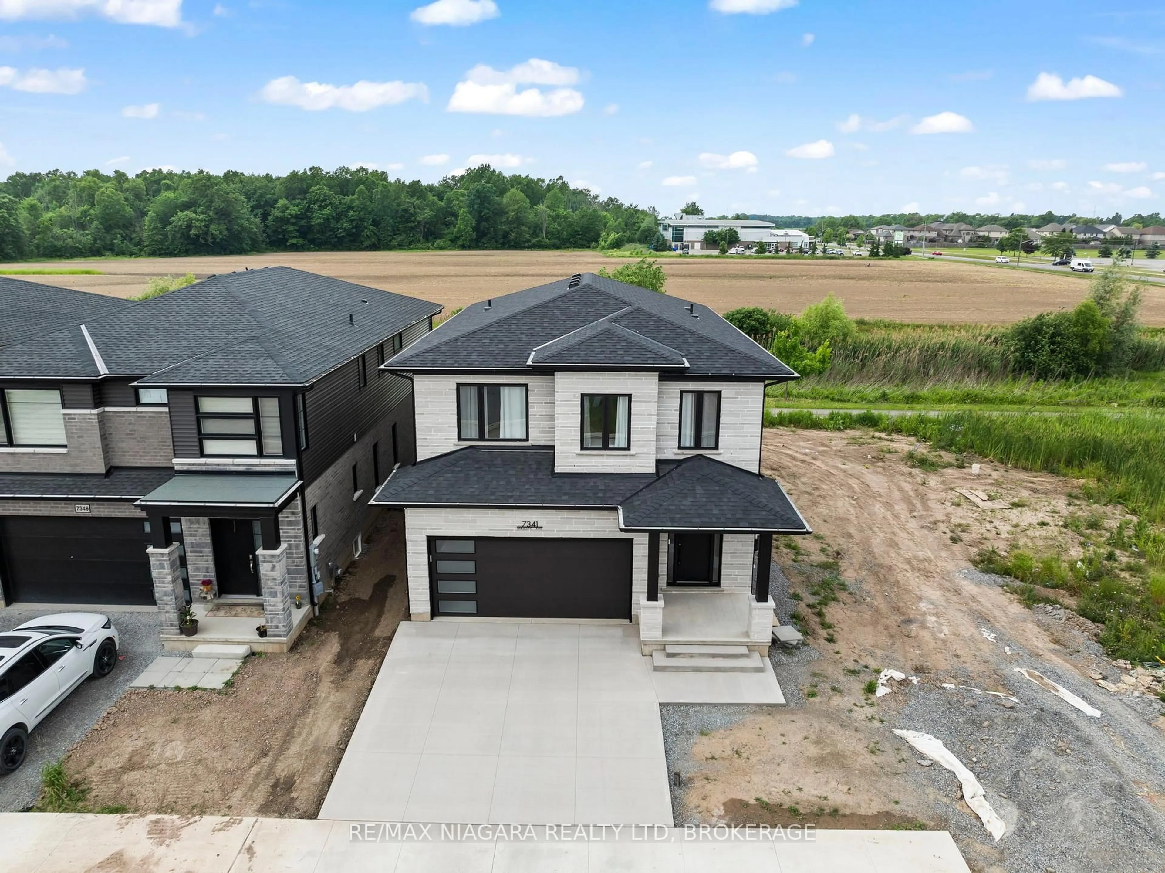 A pic from outside/outdoor area/front of a property/back of a property/a pic from drone, street for 7341 Majestic Tr, Niagara Falls Ontario L2H 0K7