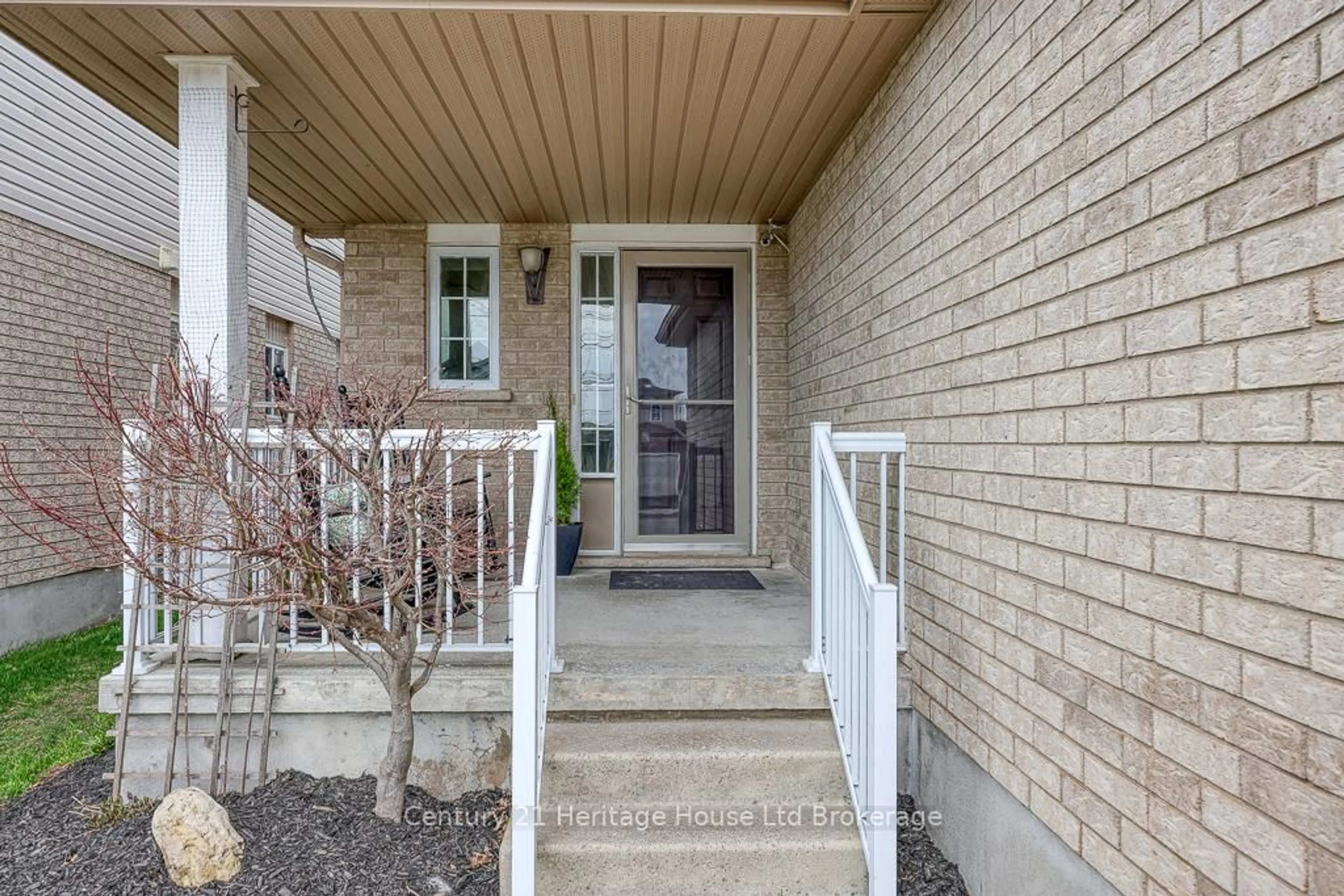 Indoor entryway for 1079 Marquette Dr, Woodstock Ontario N4V 0A9