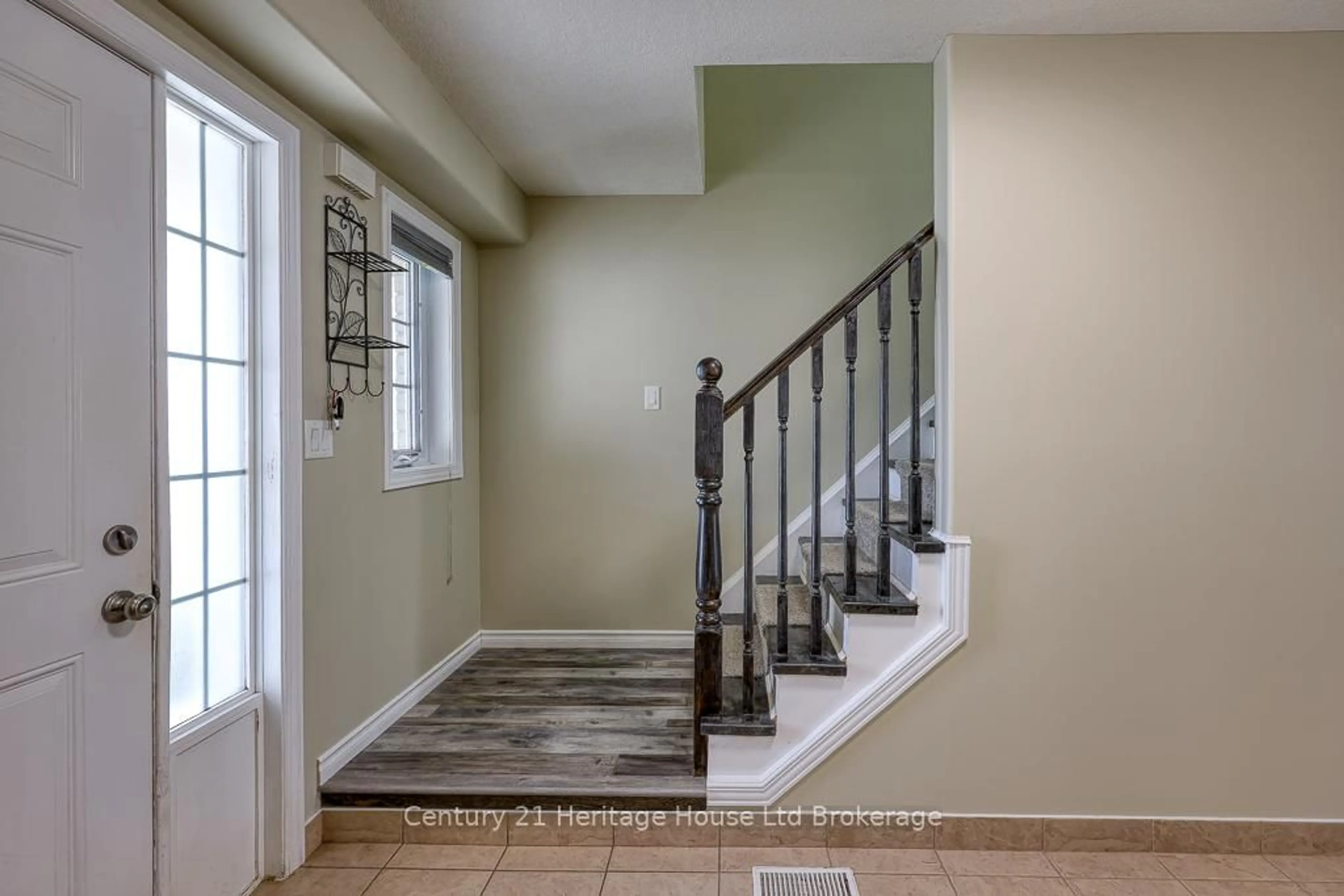 Indoor entryway for 1079 Marquette Dr, Woodstock Ontario N4V 0A9
