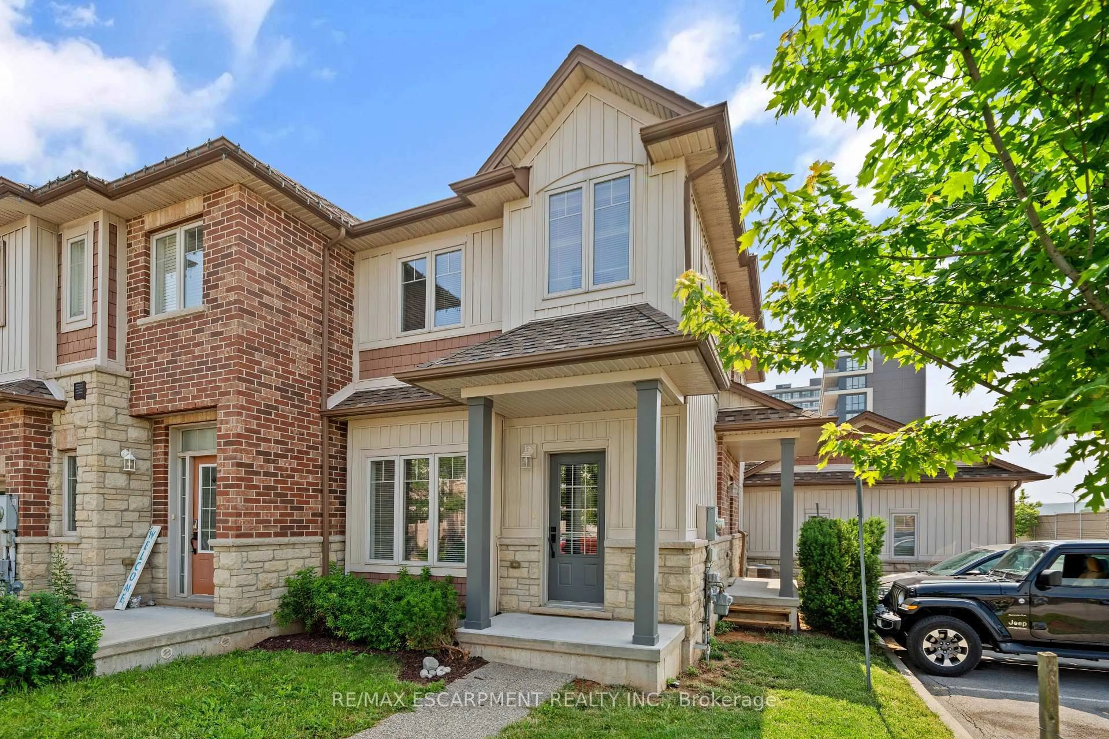 Home with brick exterior material, street for 8 Lakelawn Rd #44, Grimsby Ontario L3M 0G1