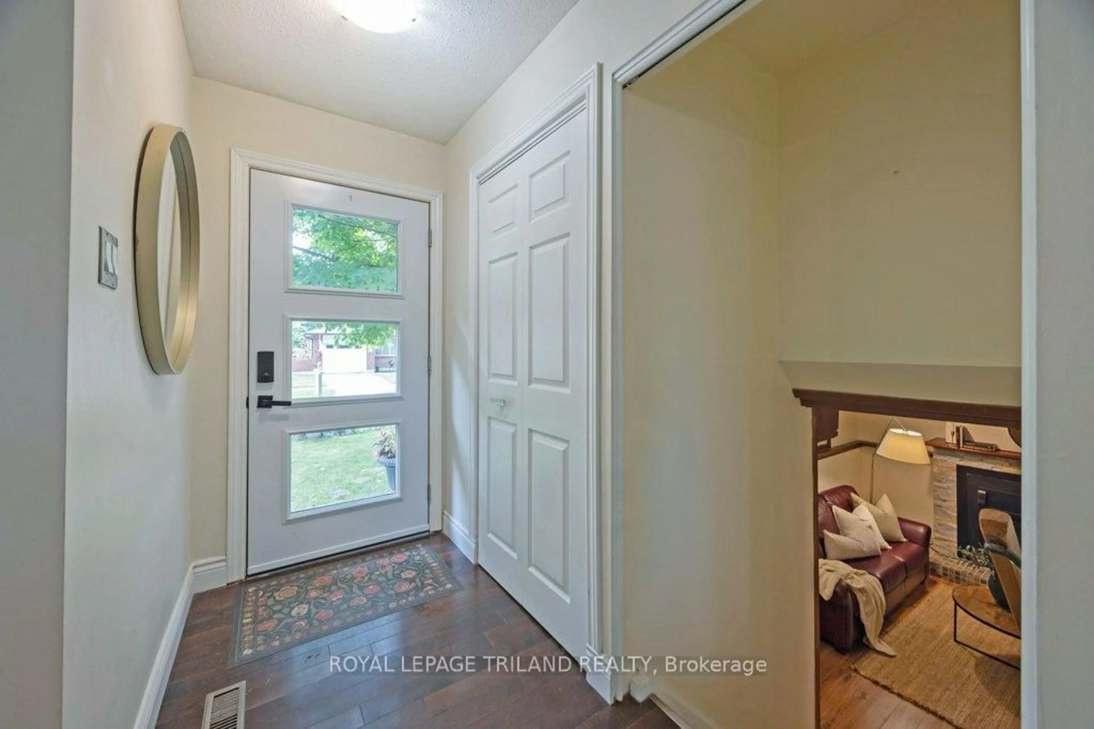 Indoor entryway for 30 Rexway Rd, London North Ontario N6G 3C3