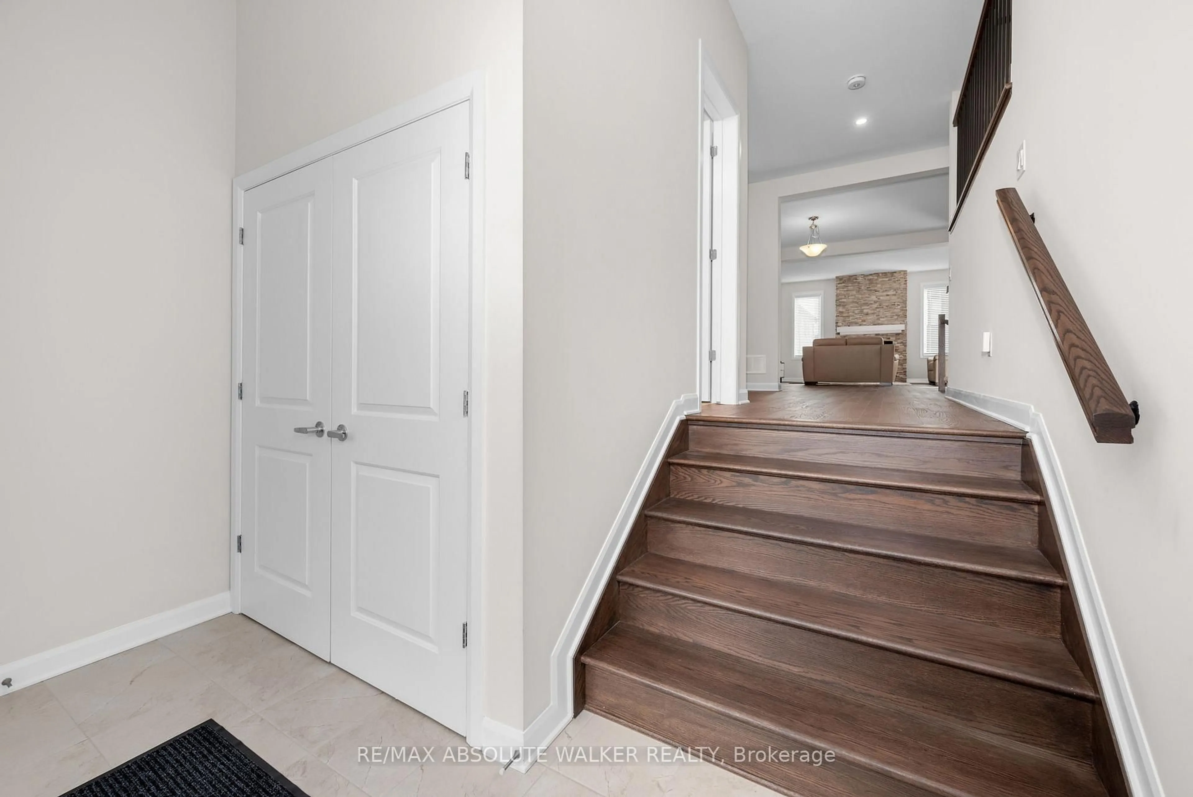 Indoor entryway for 529 Anchor Circ, Ottawa Ontario K4M 0X5