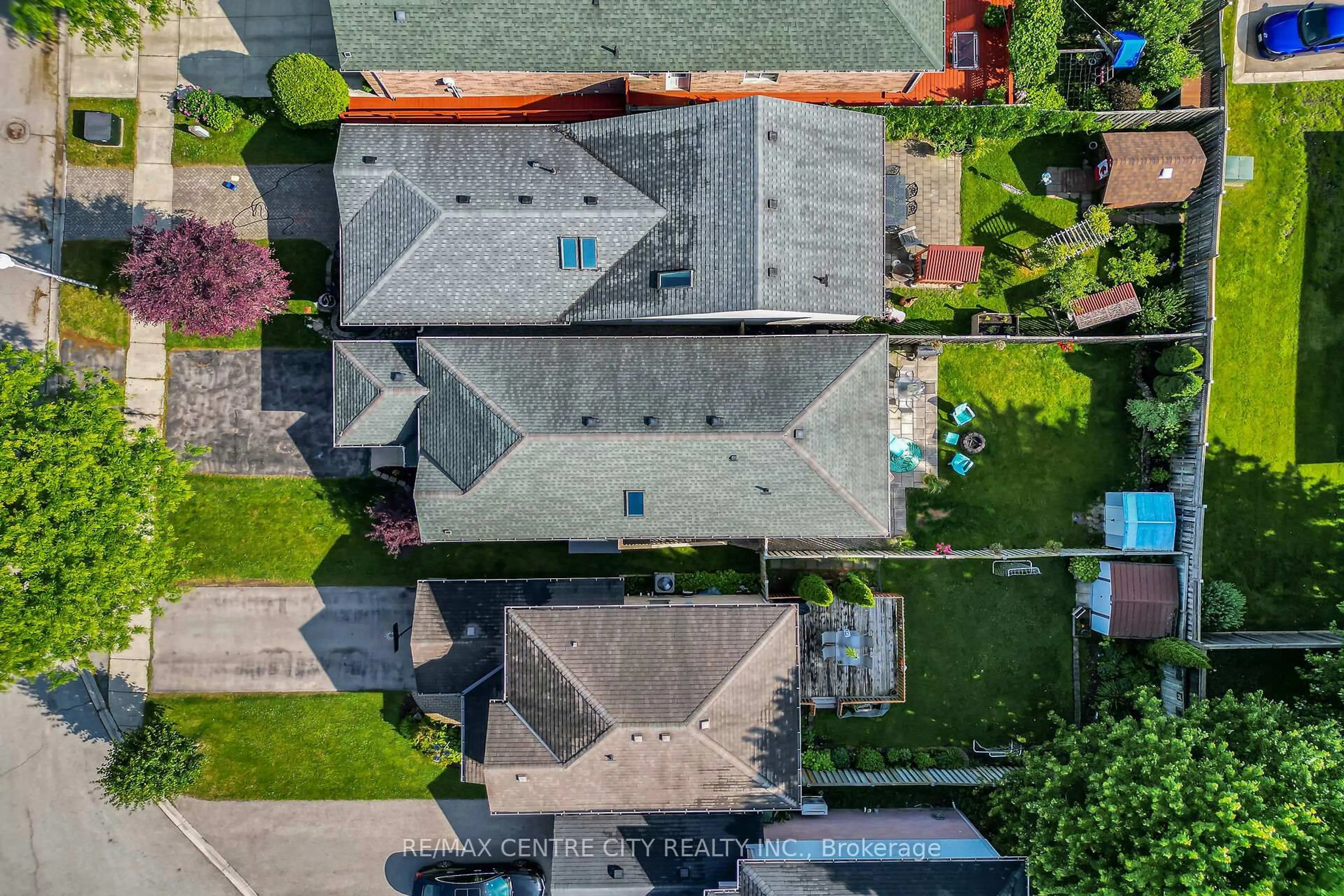 A pic from outside/outdoor area/front of a property/back of a property/a pic from drone, street for 370 Brookhaven Pl, London East Ontario N5Y 5N4
