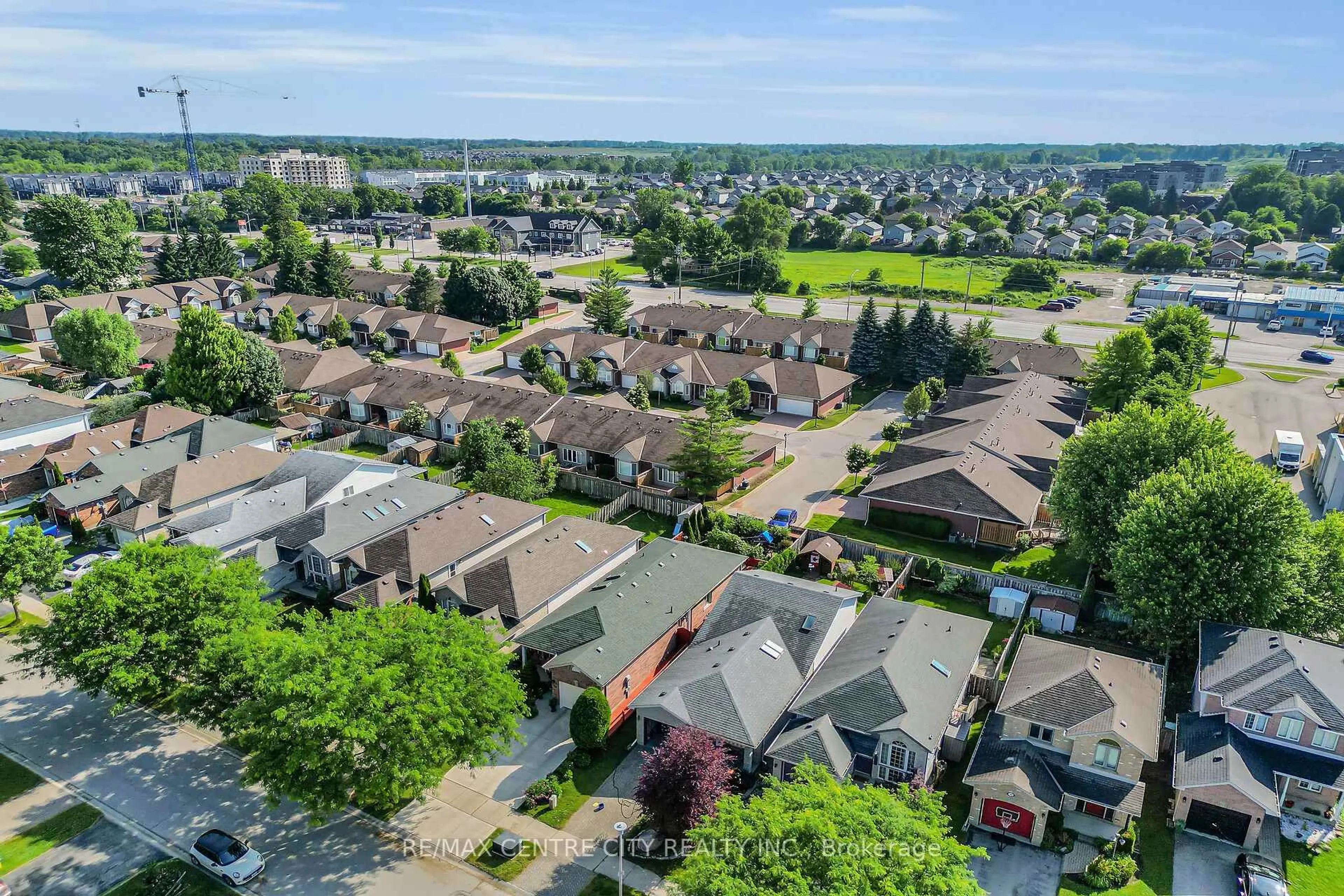 A pic from outside/outdoor area/front of a property/back of a property/a pic from drone, unknown for 370 Brookhaven Pl, London East Ontario N5Y 5N4