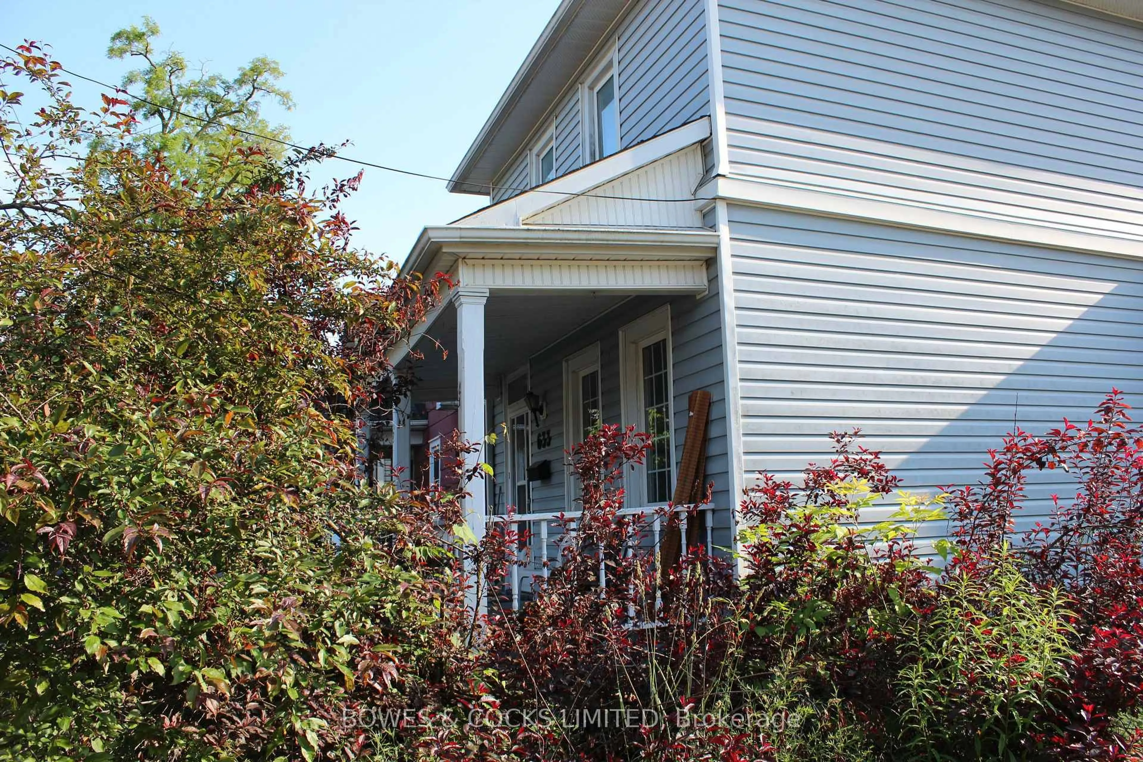 Home with vinyl exterior material, street for 633 Downie St, Peterborough Central Ontario K9H 4K2