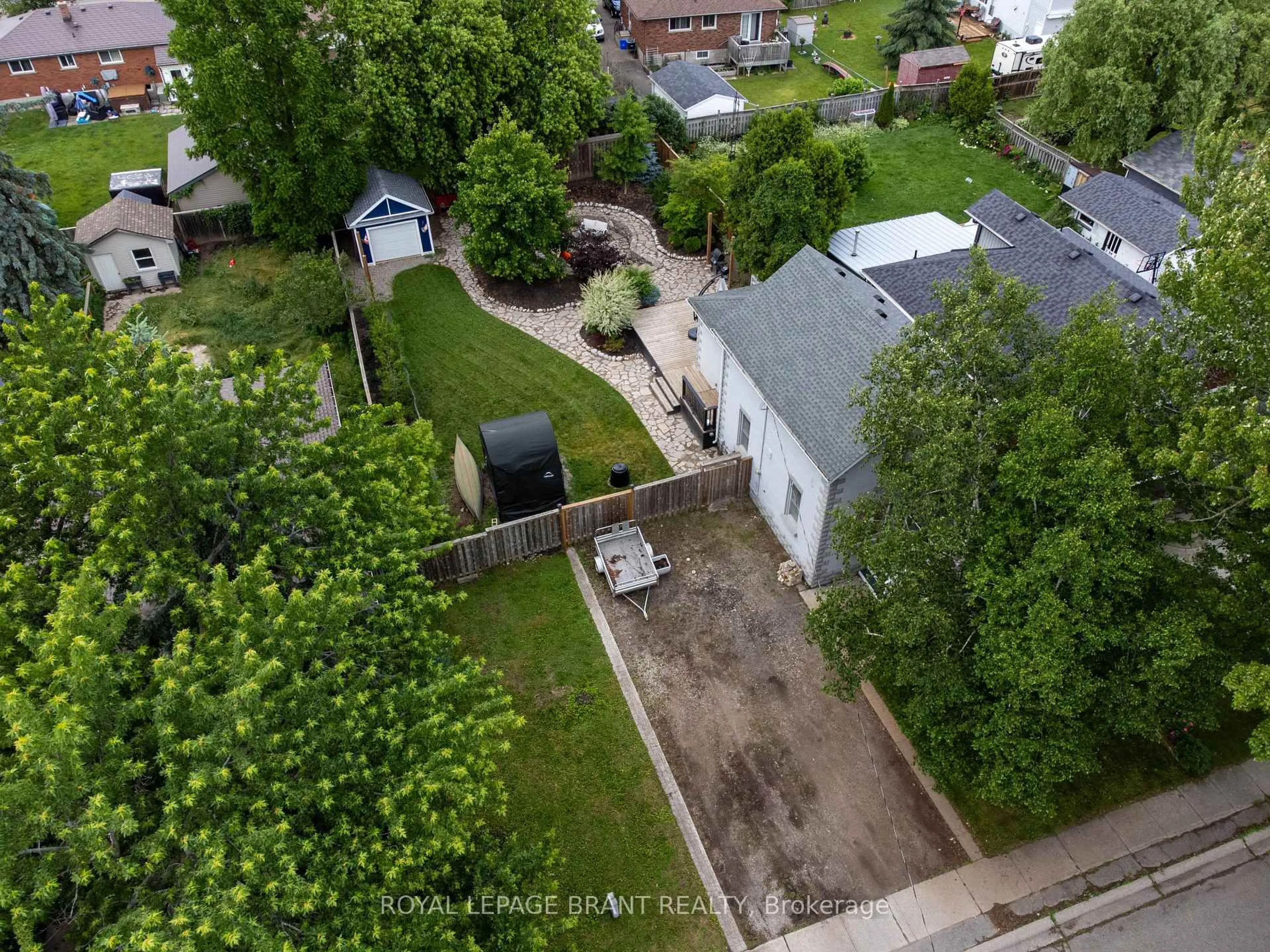 A pic from outside/outdoor area/front of a property/back of a property/a pic from drone, street for 5 Wellington St, Brant Ontario N3L 1S3