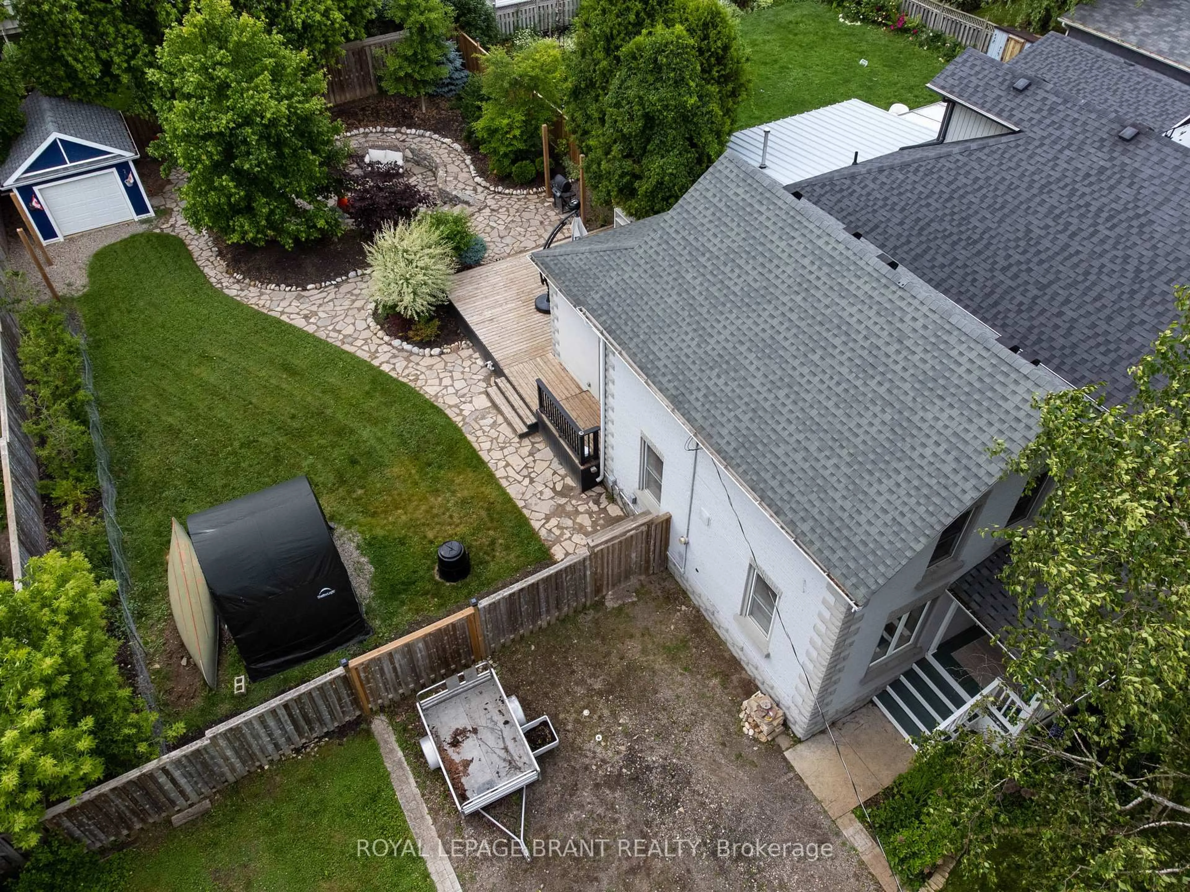 A pic from outside/outdoor area/front of a property/back of a property/a pic from drone, unknown for 5 Wellington St, Brant Ontario N3L 1S3