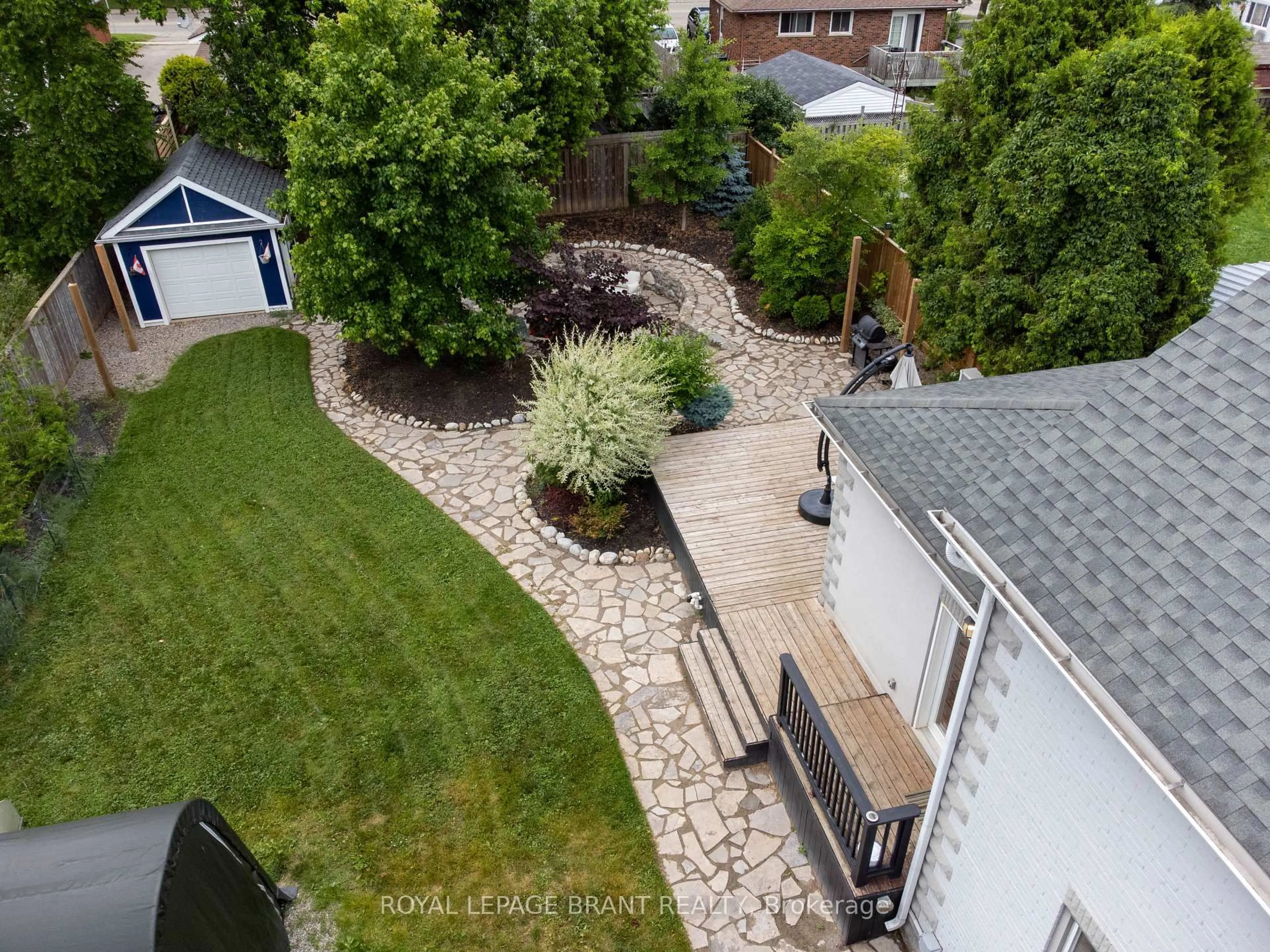 A pic from outside/outdoor area/front of a property/back of a property/a pic from drone, street for 5 Wellington St, Brant Ontario N3L 1S3
