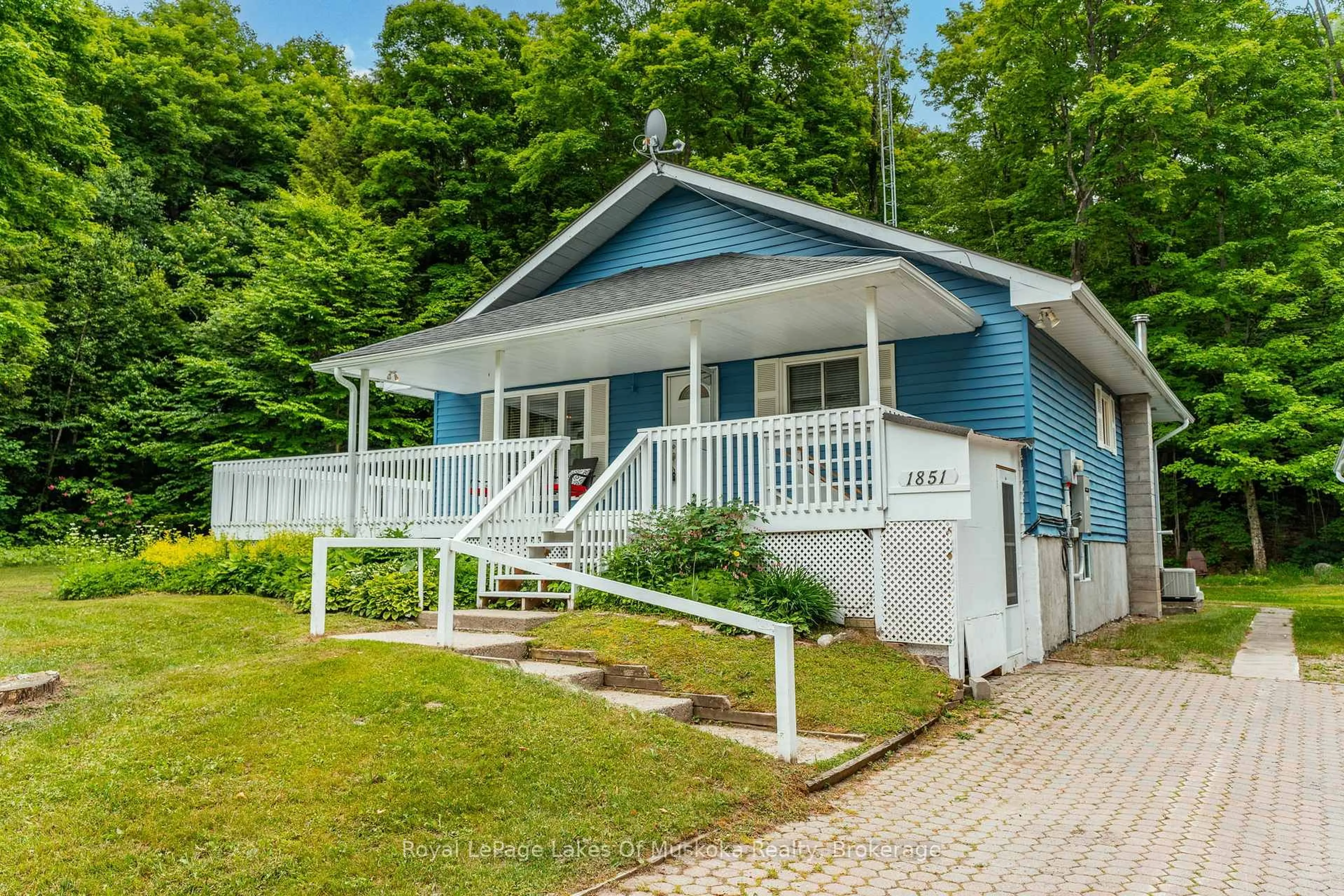 Home with vinyl exterior material, street for 1851 Cedar Lane, Bracebridge Ontario P1L 1W9