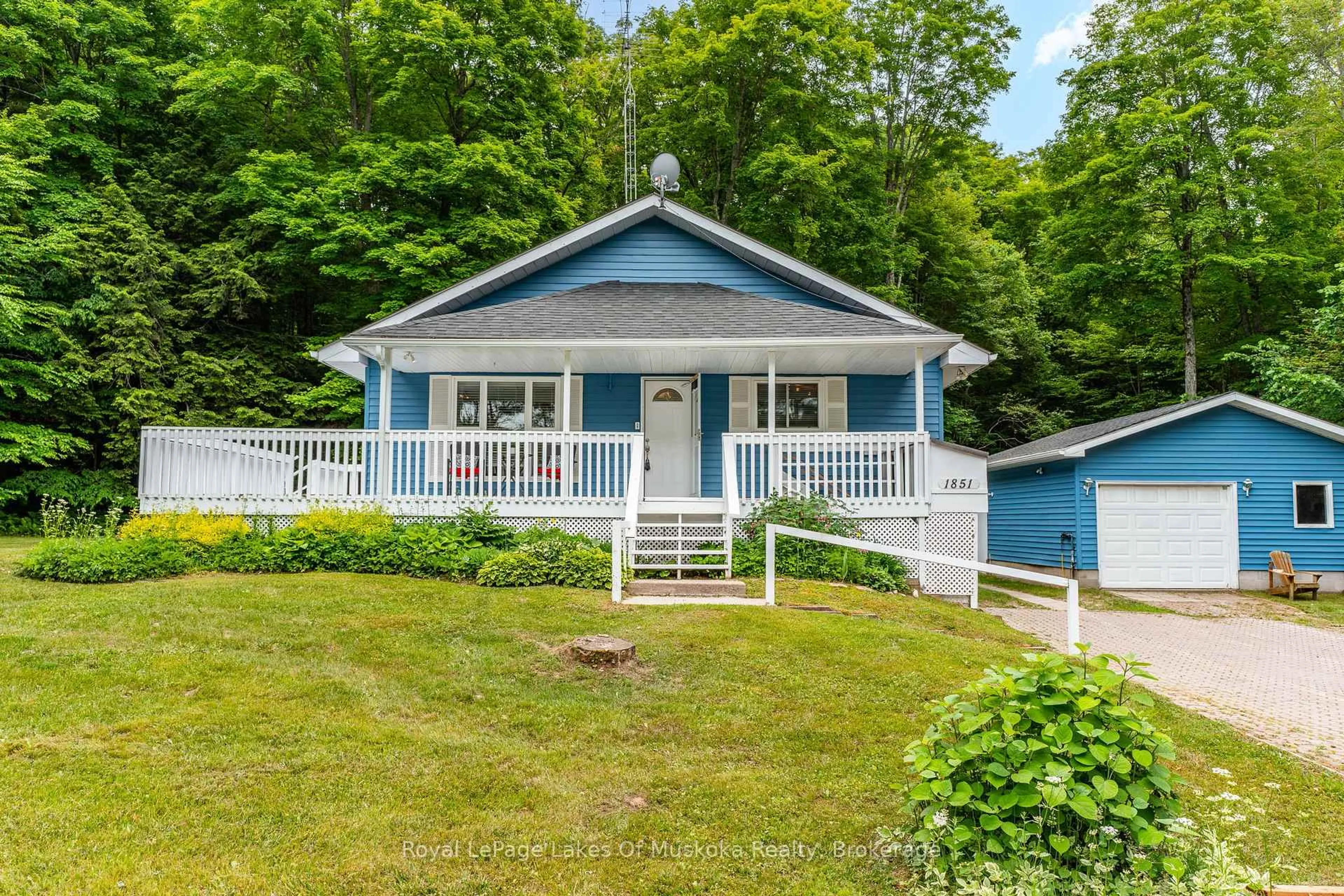 Home with vinyl exterior material, unknown for 1851 Cedar Lane, Bracebridge Ontario P1L 1W9