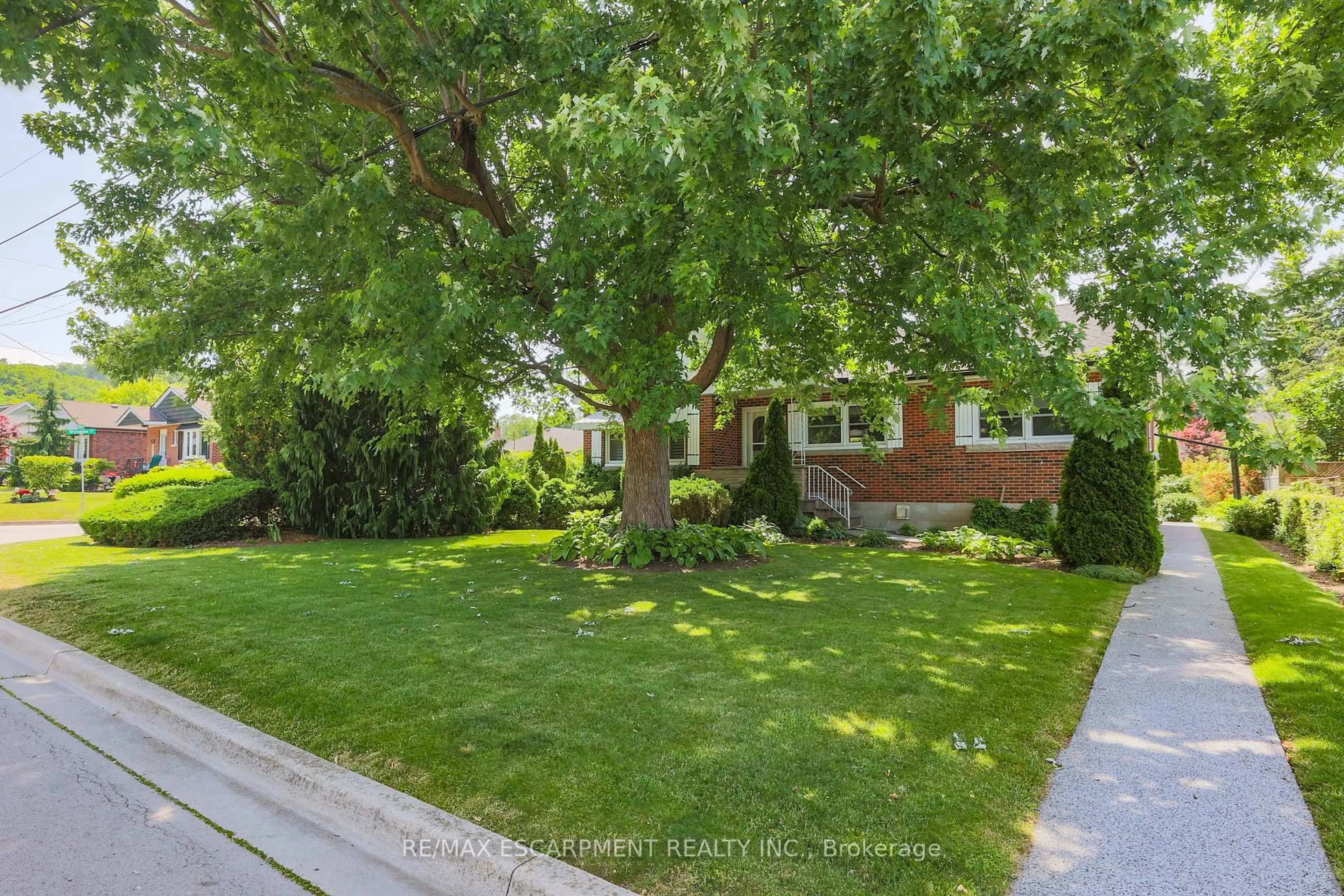 Home with brick exterior material, street for 52 Wyngate Ave, Hamilton Ontario L8G 1T4